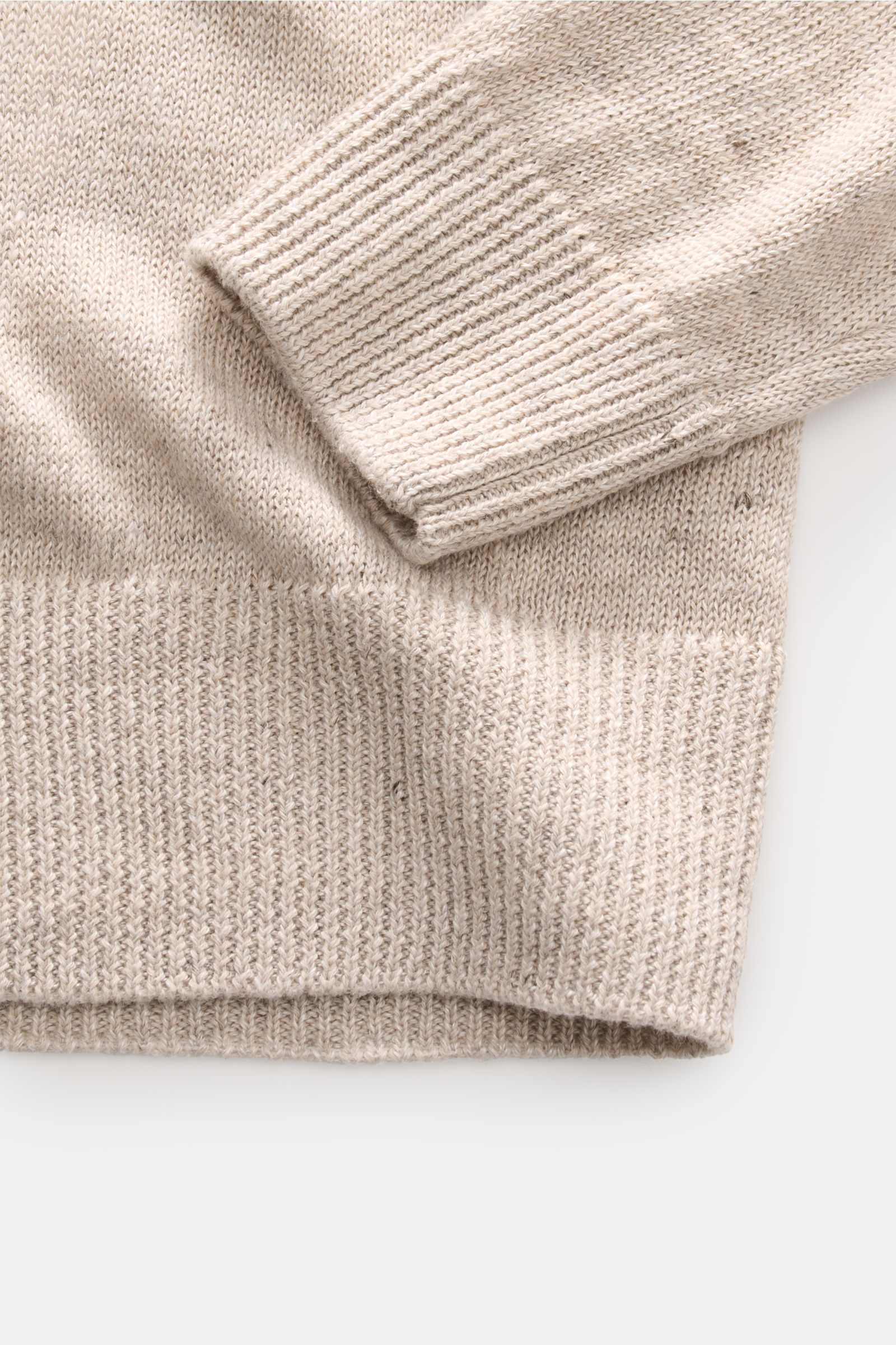 Close-up front-angle view of the Filippo de Laurentiis Cardigan beige meliert, showing detailed knit texture and cuff. Stylisch ohne viel Aufwand: Mit seinem leichten Materialmix aus Leinen und Baumwolle wird der Cardigan von FILIPPO DE LAURENTIIS zum edl