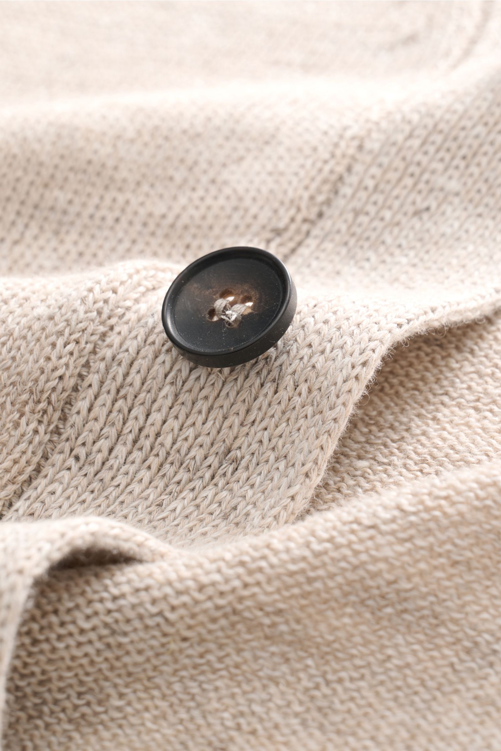 Close-up front view of the Filippo de Laurentiis Cardigan beige meliert showing fine, lightweight knit, black five-button placket, and soft linen-cotton blend fabric with comfortable ribbed cuffs. Stylisch ohne viel Aufwand: Mit seinem leichten Materia