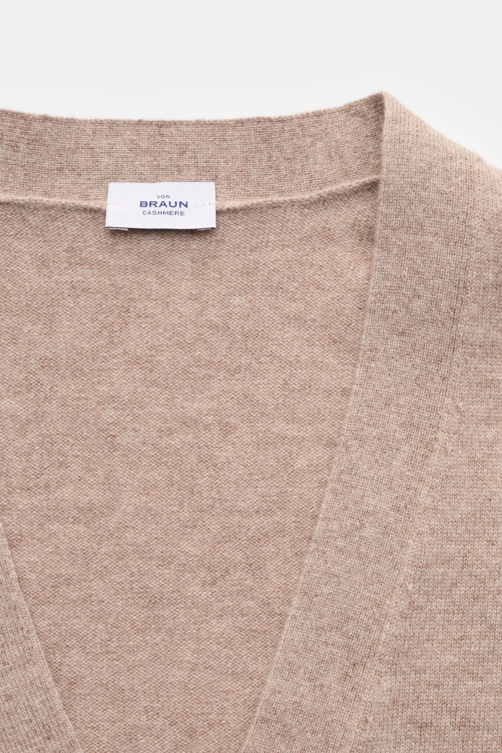 von Braun Cashmere Cardigan beige aus reinem mongolischem Cashmere, Slim Fit, feines Strickbild, weicher Griff, Fünf-Knopf-Leiste, elastische Rippbündchen, Detailansicht von oben