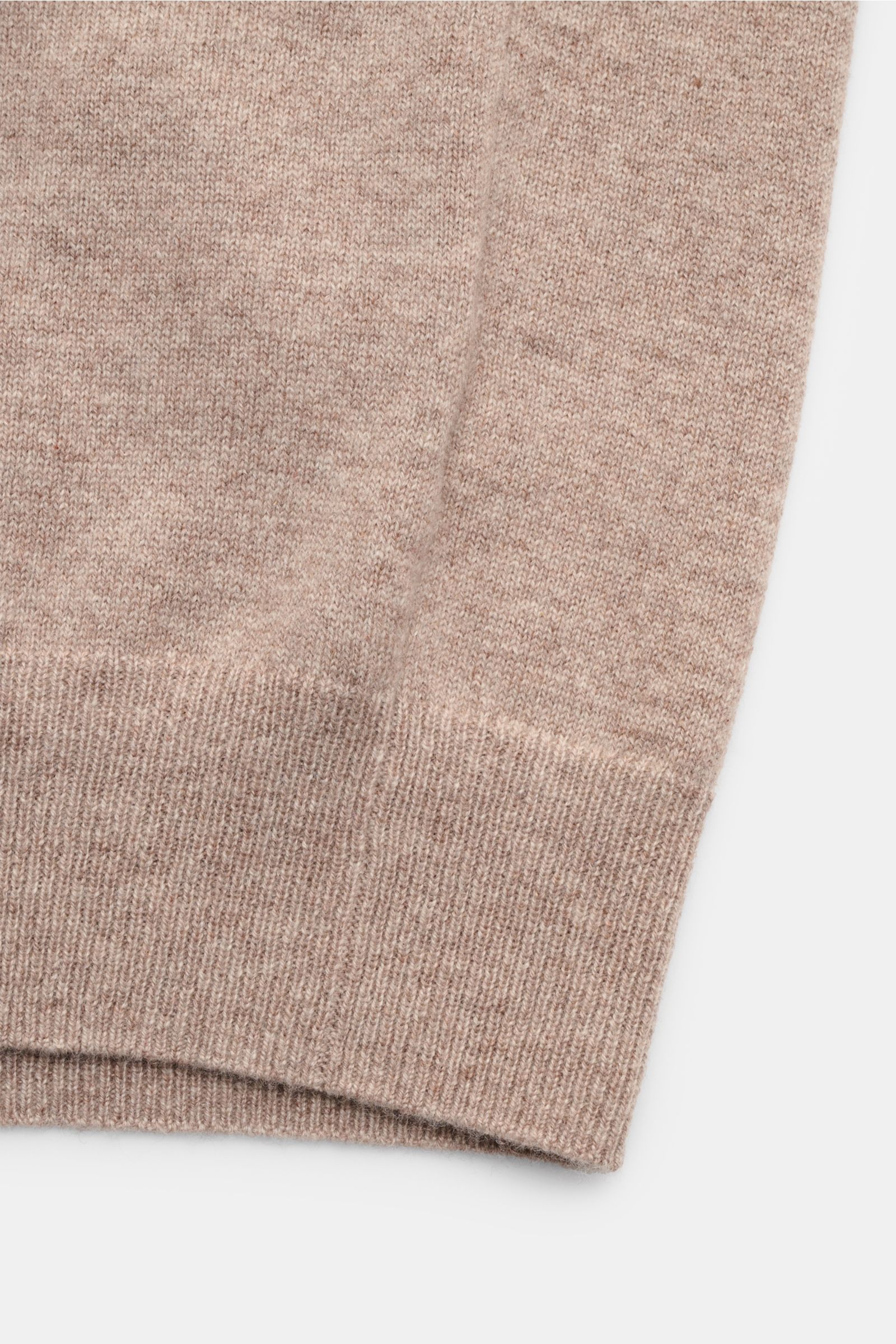 Nahaufnahme des von Braun Cashmere Cardigan beige, Slim Fit, mit feinem Strickbild, weichem Griff und elastischem Rippbündchen aus mongolischem Cashmere.