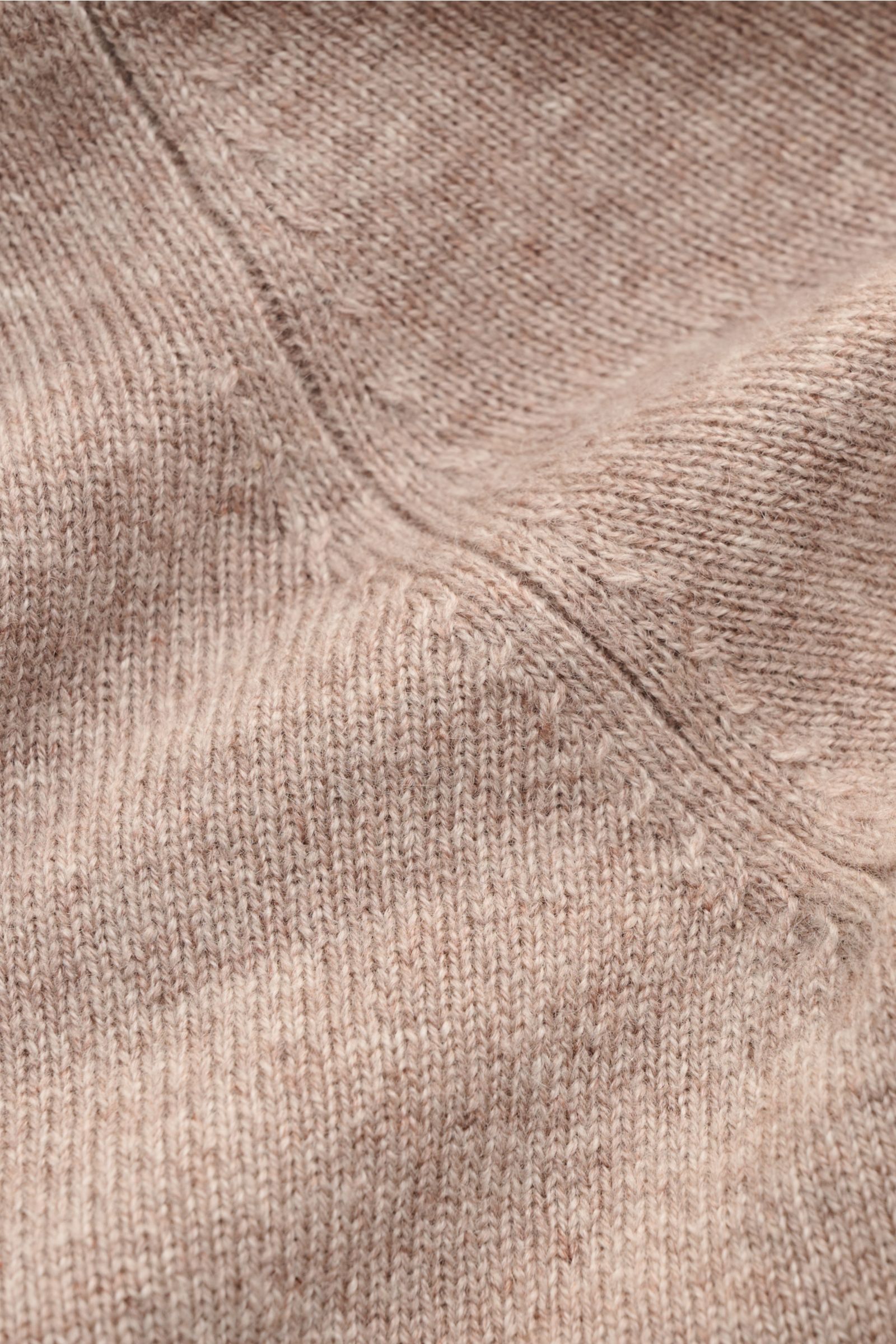 Nahaufnahme des feinen Strickbilds und weichen Griffs des von Braun Cashmere Cardigan beige aus reinem mongolischem Cashmere.