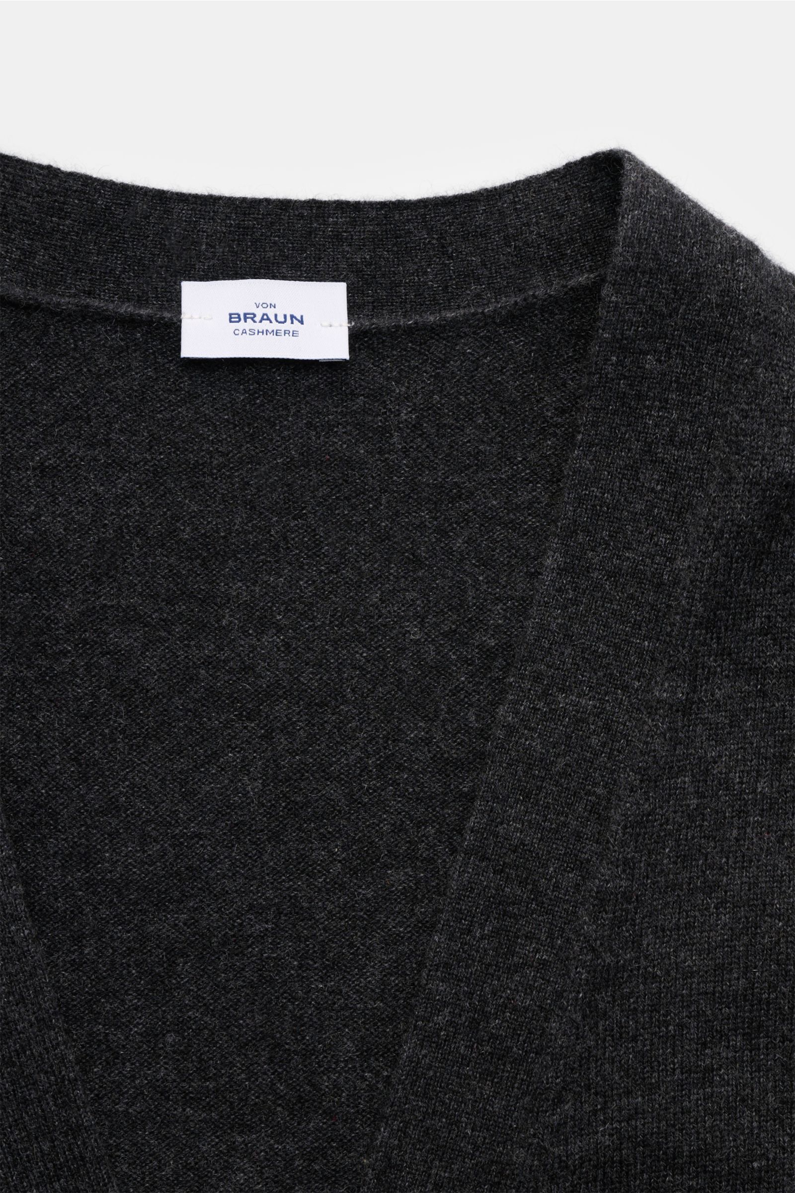 Nahaufnahme des von Braun Cashmere Cardigan dunkelgrau meliert, Slim Fit mit feinem Strickbild, Fünf-Knopf-Leiste und elastischen Rippbündchen, aus reiner mongolischer Cashmere, weicher Griff, Frontansicht.