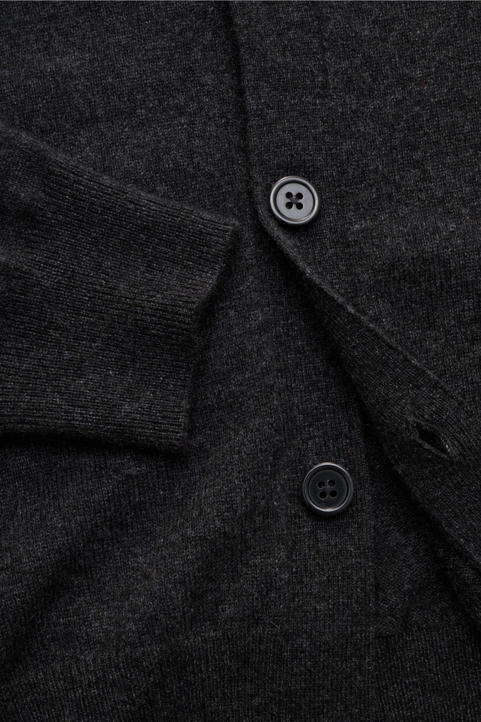 von Braun Cashmere Cardigan dunkelgrau meliert in Slim Fit, Detailaufnahme von oben mit feinem Strickbild, fünf Knöpfen, elastischen Rippbündchen, weichem Griff aus reinem mongolischem Cashmere