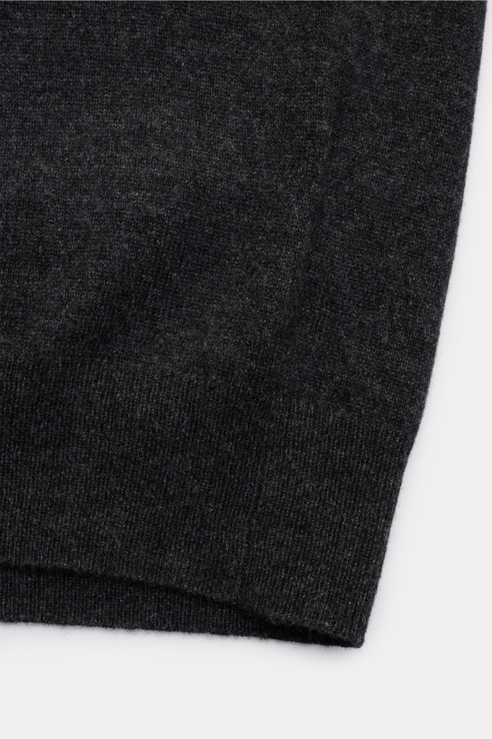 von Braun Cashmere Cardigan dunkelgrau meliert, Nahaufnahme des elastischen Rippbündchens, Slim Fit, feines Strickbild, reiner mongolischer Cashmere, fünf Knöpfe, weicher Griff, klassisches Office-Layering für die Übergangszeit.