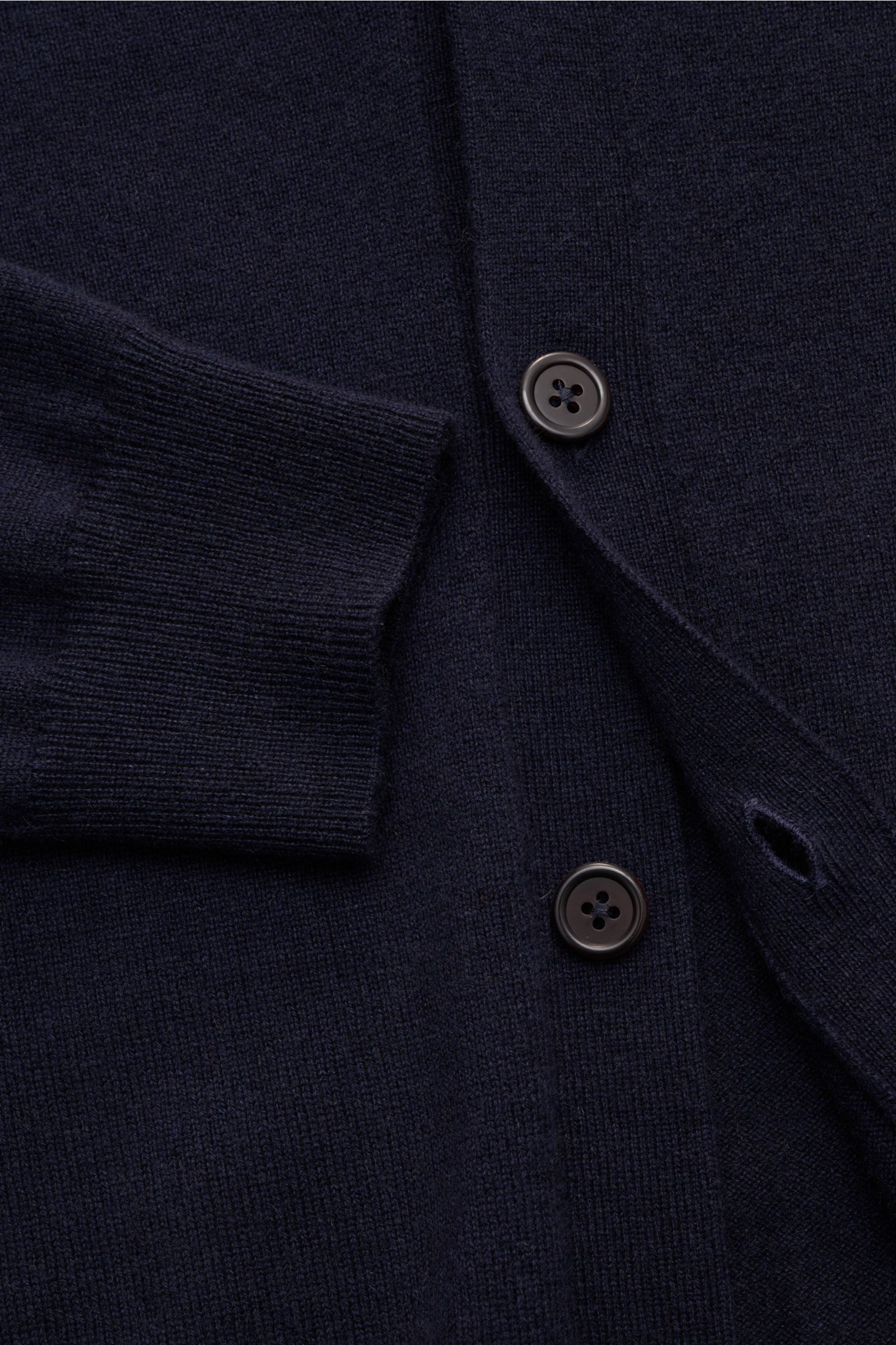 Nahaufnahme des von Braun Cashmere Cardigan navy aus mongolischem Cashmere mit feinem Strickbild, Slim Fit, fünf Knöpfen und elastischen Rippbündchen.
