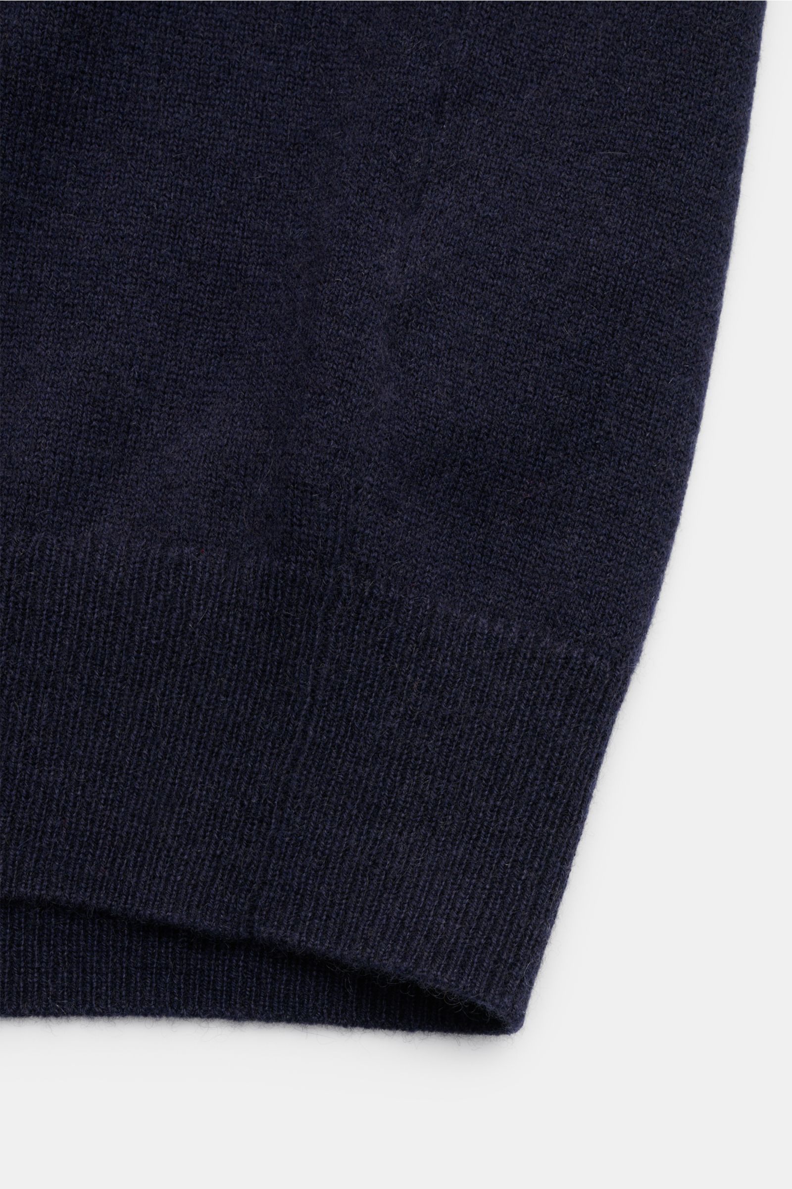 Nahaufnahme des Ärmelendes mit elastischem Rippbündchen des von Braun Cashmere Cardigan navy aus feinem, weichem mongolischem Cashmere in Slim Fit.