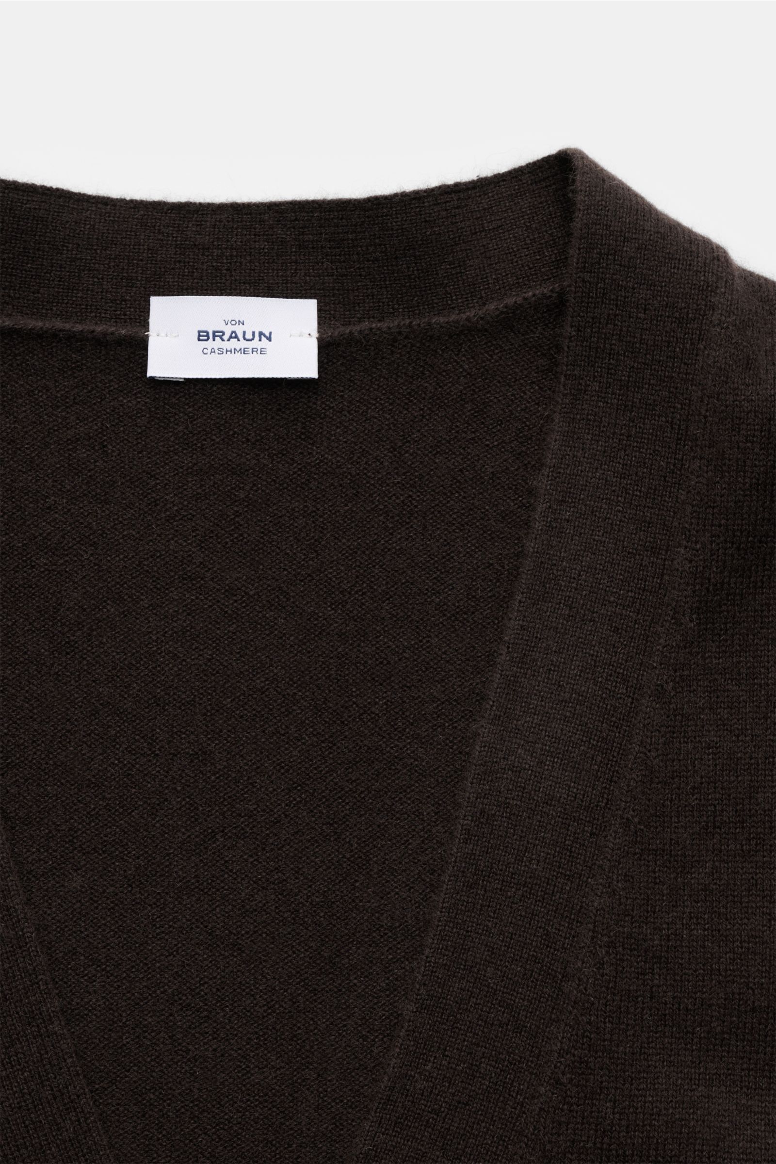von Braun Cashmere Cardigan dunkelbraun, nah aufgenommen von oben, Slim Fit mit weichem Griff, feinem Strickbild, 5-Knopf-Leiste, elastische Rippbündchen, reiner mongolischer Cashmere, Basic für Übergangszeit und Office-Garderobe.