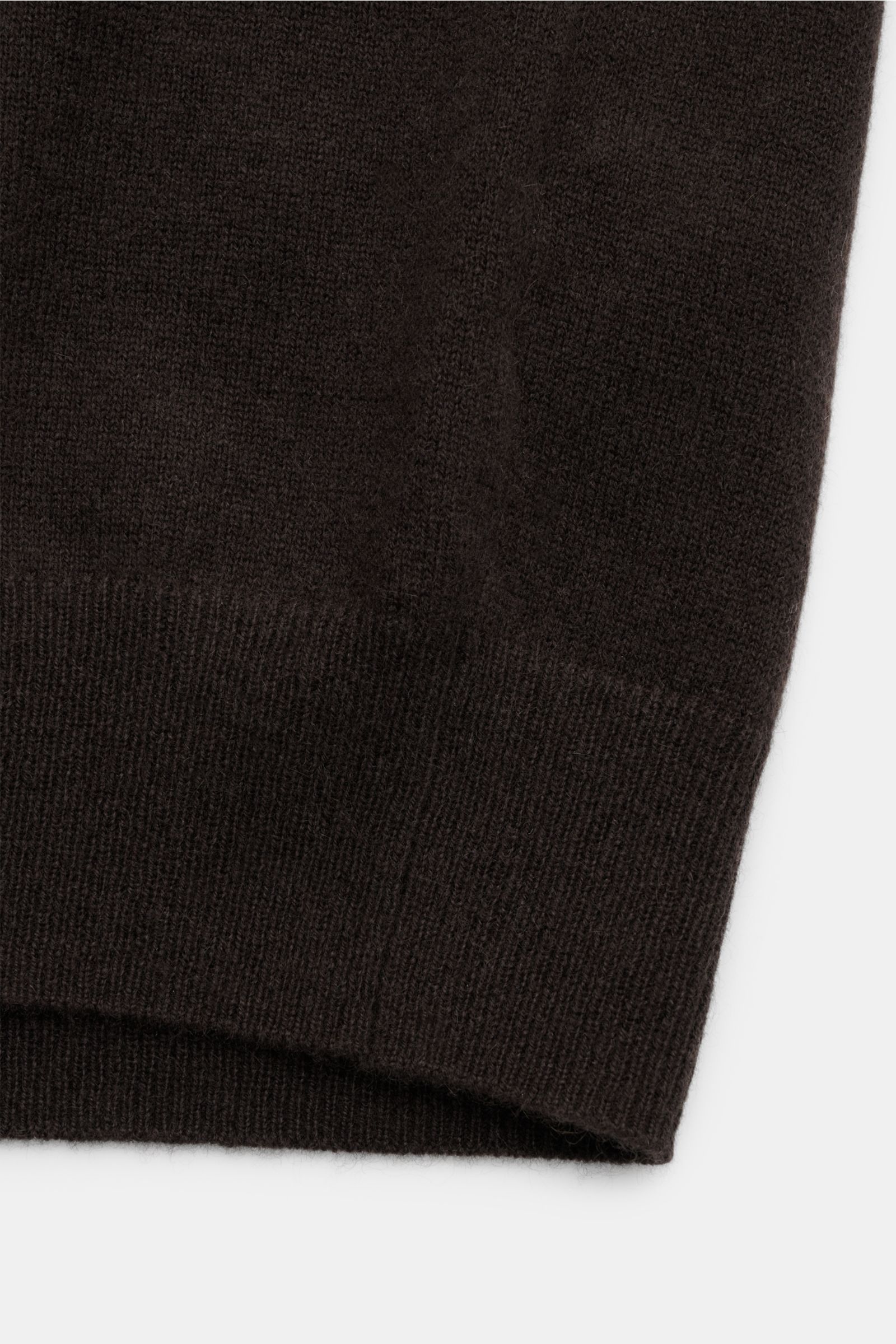 von Braun Cashmere Cardigan dunkelbraun, Detailaufnahme des elastischen Rippbündchens aus reinem mongolischem Cashmere, weicher Griff, feines Strickbild, Slim Fit, Fünf-Knopf-Leiste, Basic für die Übergangszeit, praktische Office-Garderobe.