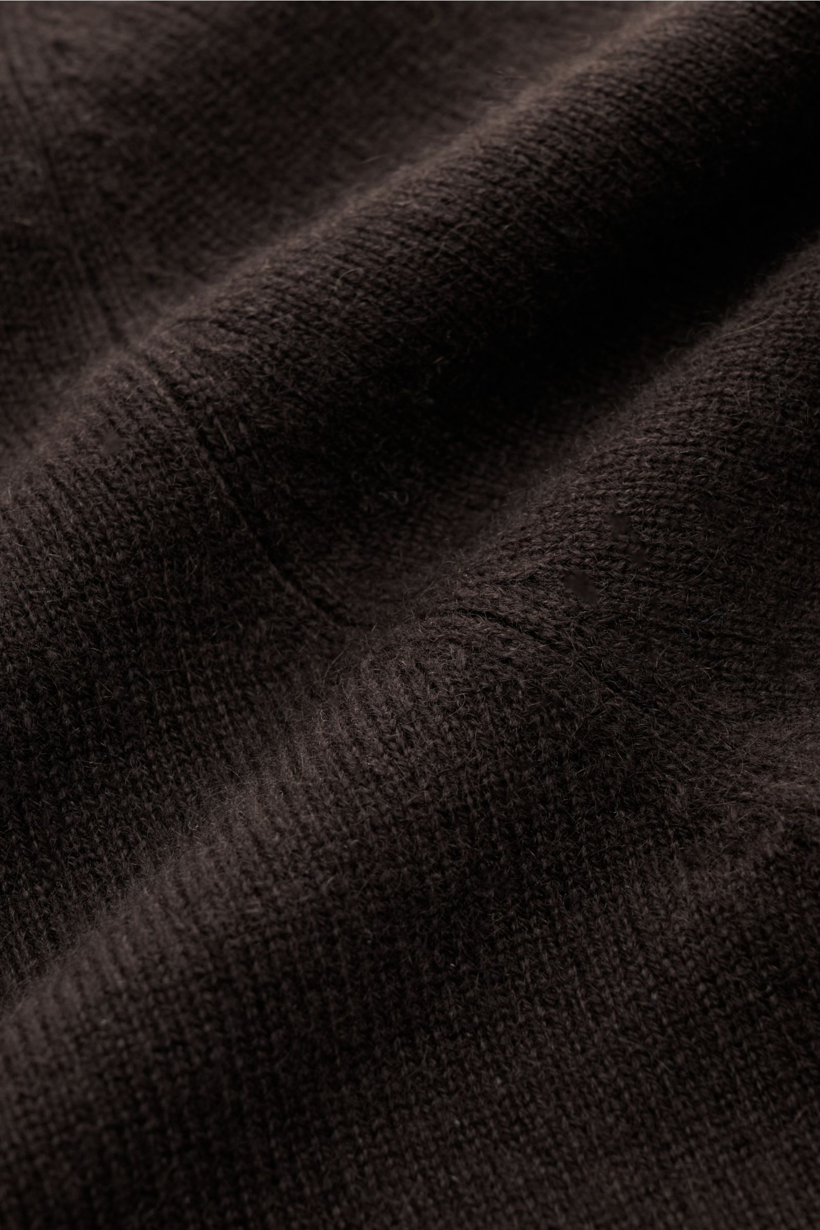 Nahaufnahme des feinen Strickbilds und weichen Griffs des von Braun Cashmere Cardigan dunkelbraun aus mongolischem Cashmere.