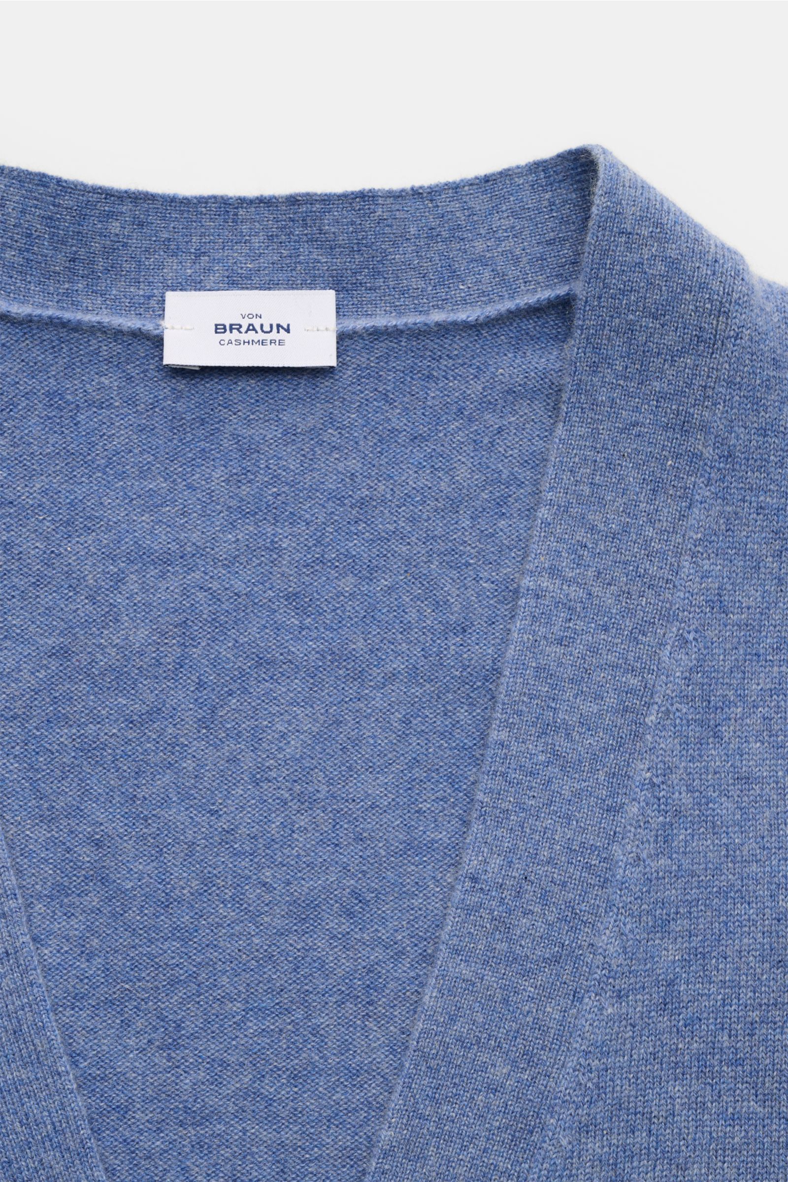 von Braun Cashmere Cardigan blau meliert, Nahaufnahme von oben auf V-Ausschnitt und Label, reiner Cashmere, soft, Slim Fit, feines Strickbild, elastische Bündchen, Fünf-Knopf-Leiste, ideal fürs Office und Layering.