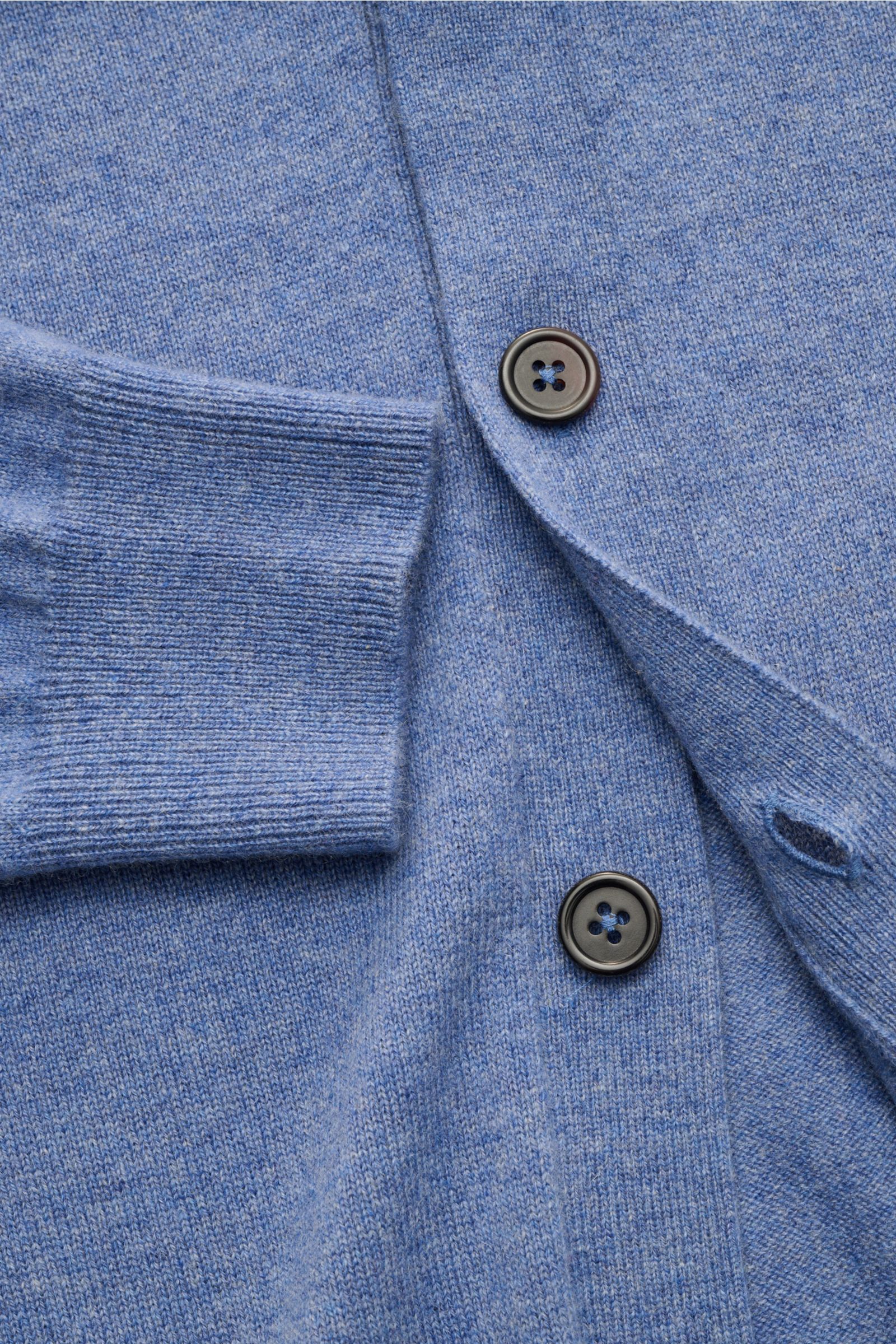 Nahaufnahme des von Braun Cashmere Cardigan blau meliert aus feinem Strick mit fünf Knöpfen, elastischen Rippbündchen, Slim Fit, weichem Griff, reiner mongolischer Cashmere-Basic für die Übergangszeit.