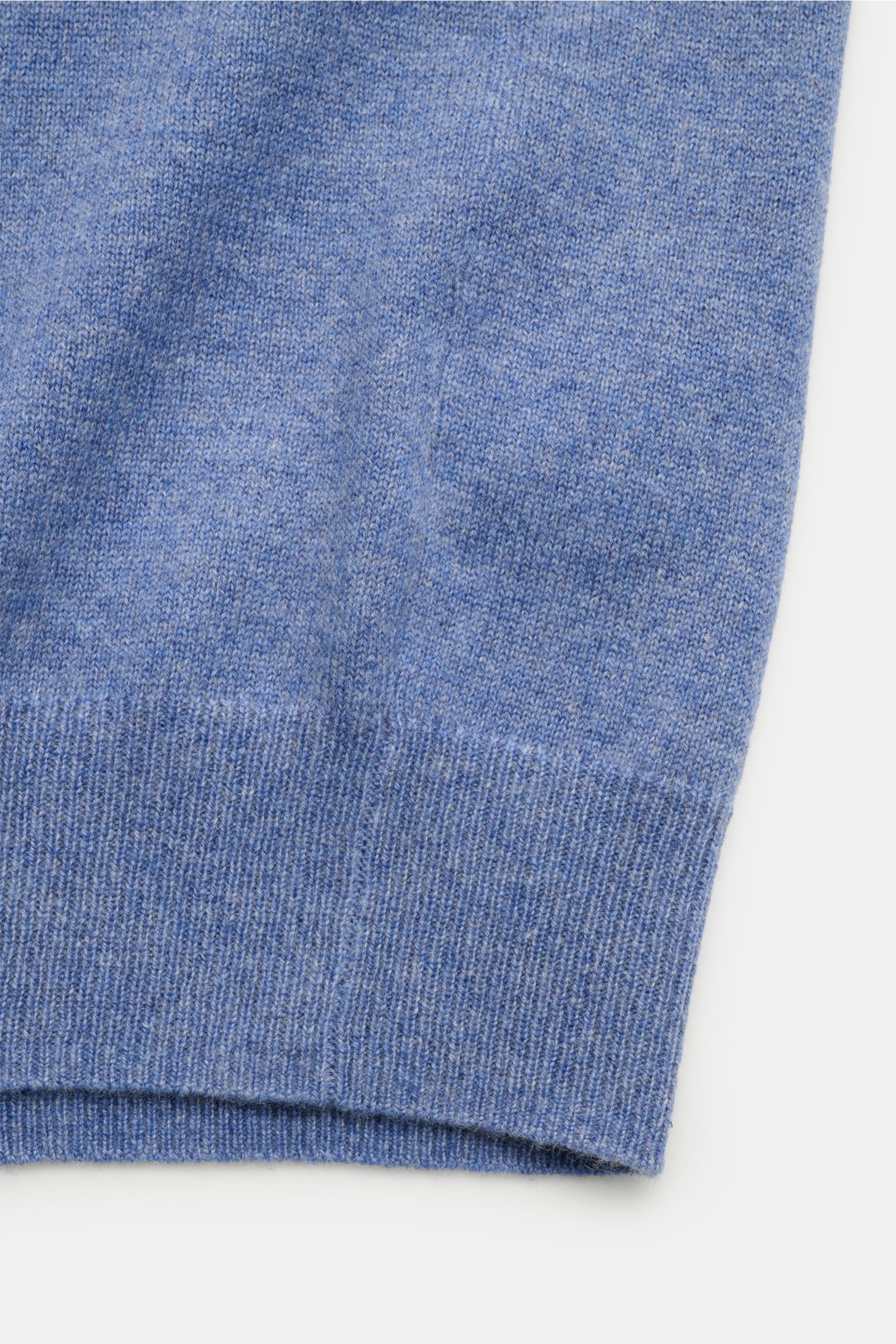 von Braun Cashmere Cardigan blau meliert, Detailaufnahme des elastischen Rippbündchens und feinem Strickbild aus weichem mongolischem Cashmere, Slim Fit