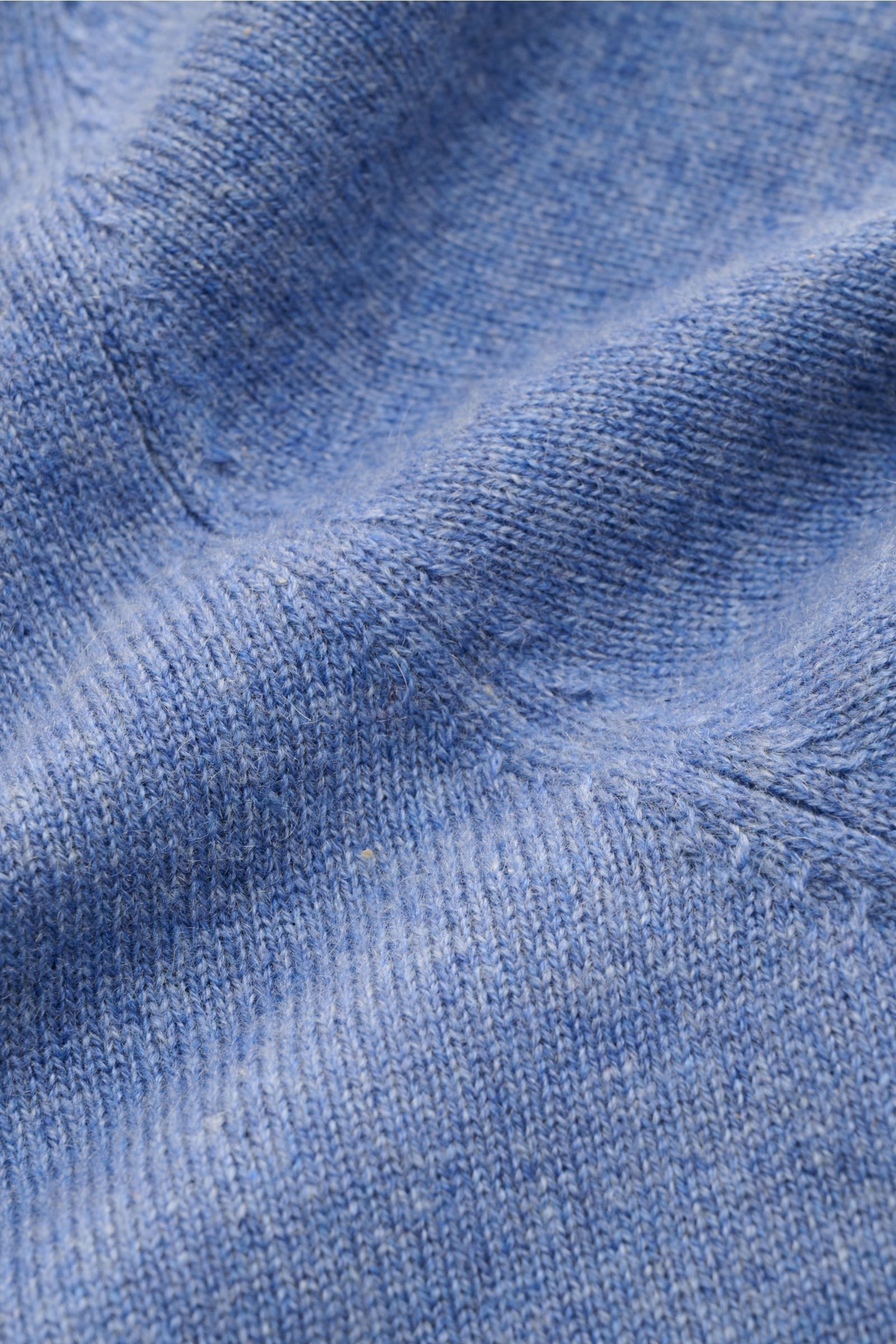 Nahaufnahme des von Braun Cashmere Cardigan blau meliert aus mongolischem Cashmere, fein gestrickt mit weichem Griff und elastischen Rippbündchen.