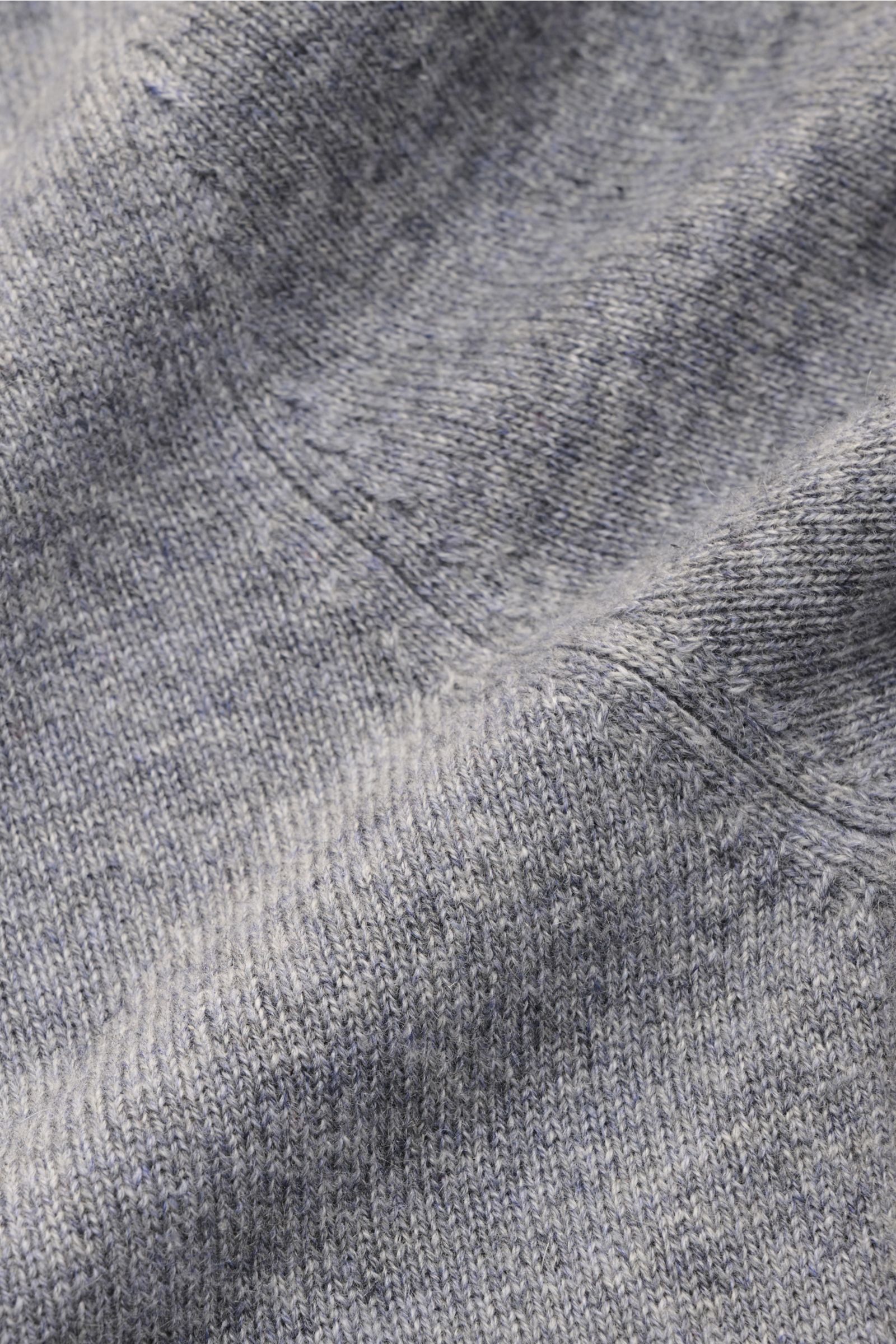 Nahaufnahme des von Braun Cashmere Cardigan grau meliert aus feinem Strick mit weichem Griff und elastischen Rippbündchen.