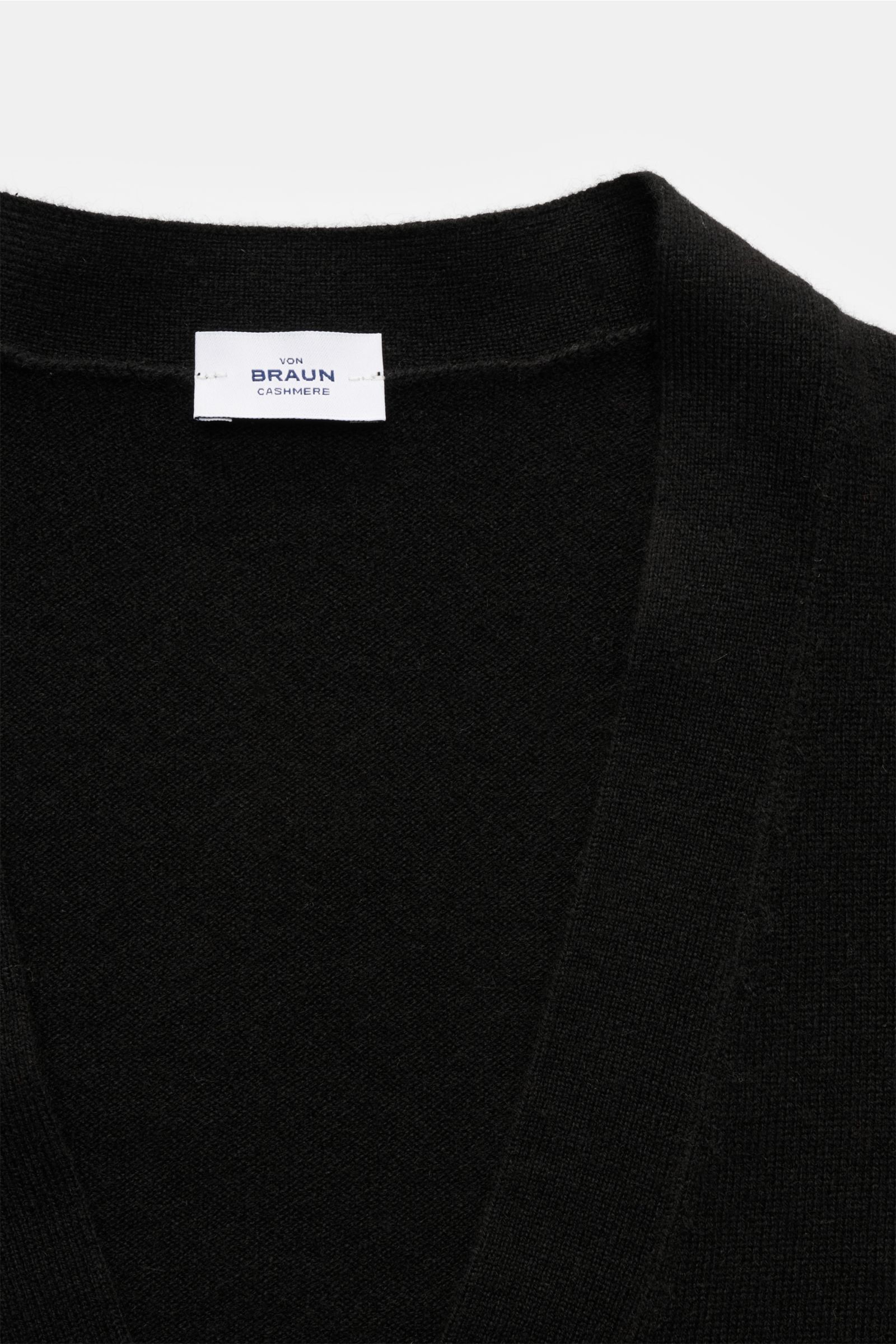 von Braun Cashmere Cardigan schwarz, Slim Fit, feines Strickbild, weicher Griff, Fünf-Knopf-Leiste, elastische Rippbündchen, Nahaufnahme von oben