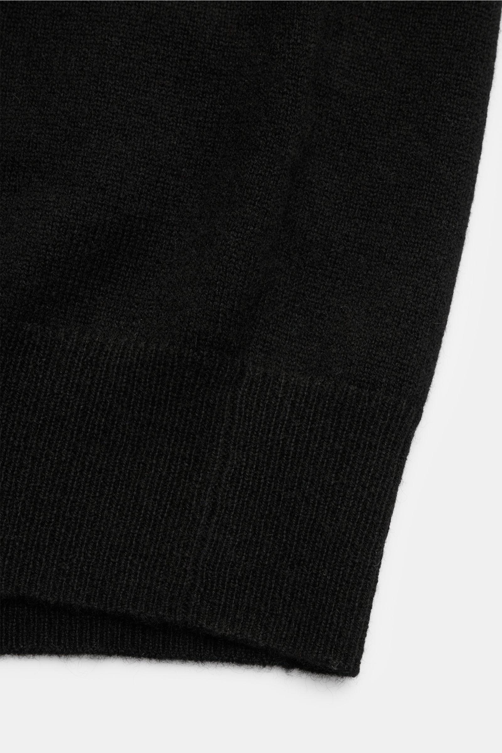 von Braun Cashmere Cardigan schwarz, Detailaufnahme der elastischen Rippbündchen und feinem Strickbild aus weichem, reinem mongolischem Cashmere, Slim Fit, Fünf-Knopf-Leiste, Basic für die Übergangszeit, fotografiert aus Nahperspektive.
