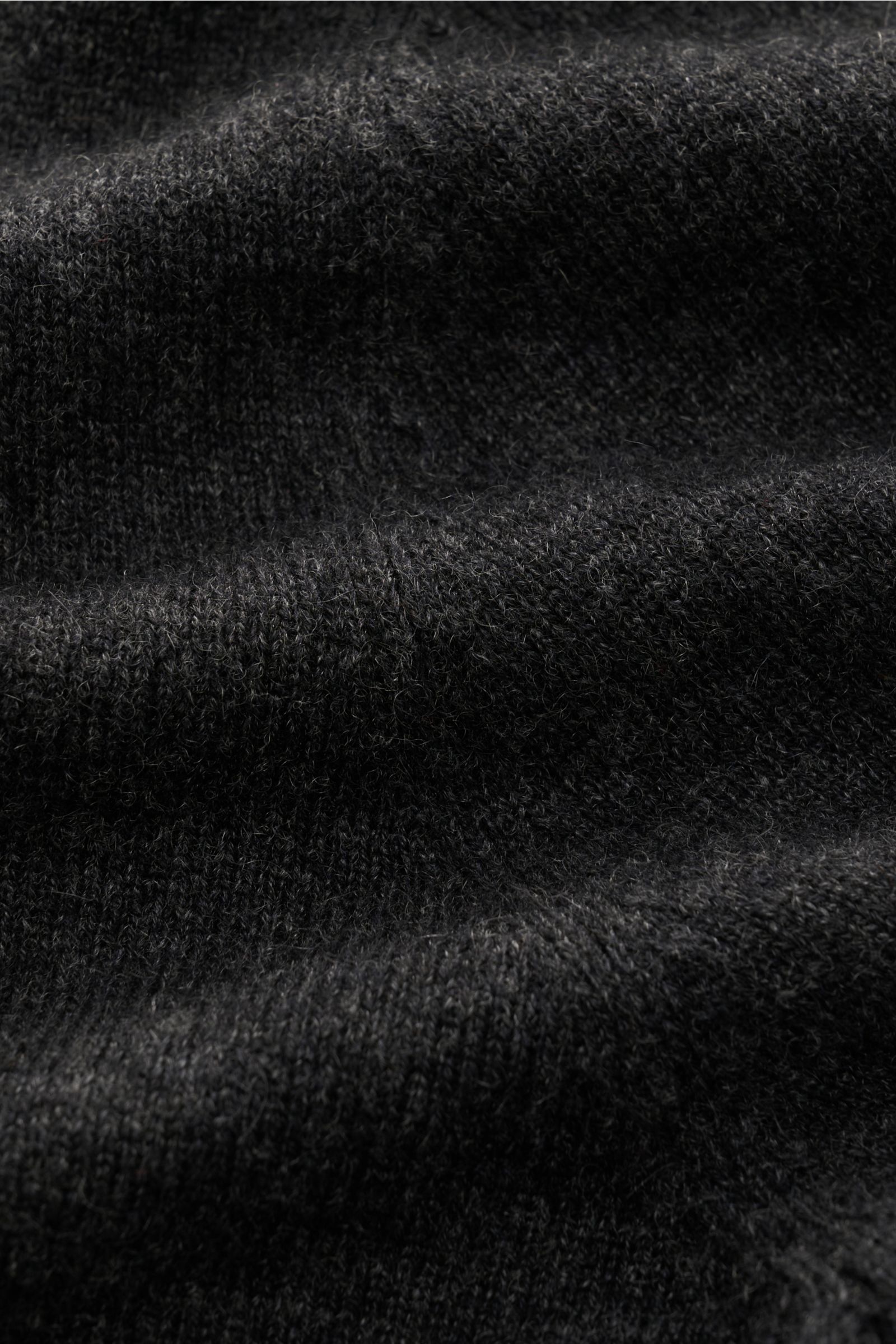 Nahaufnahme der von Braun Cashmere Strickjacke dunkelgrau meliert aus feinem, weichem Strick mit Rippbündchen, Stehkragen und Reißverschluss.