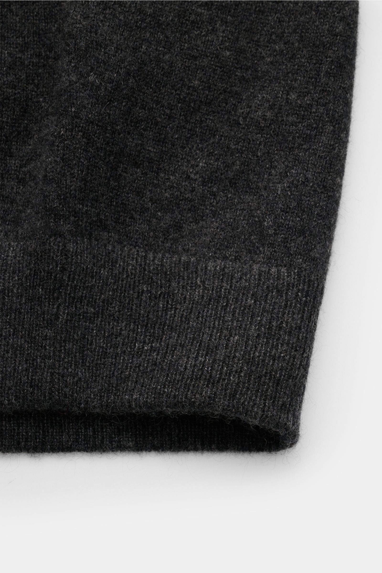 Nahaufnahme der von Braun Cashmere Strickjacke dunkelgrau meliert, Detailansicht des weichen, fein gestrickten Rippbündchens aus reinem Cashmere.