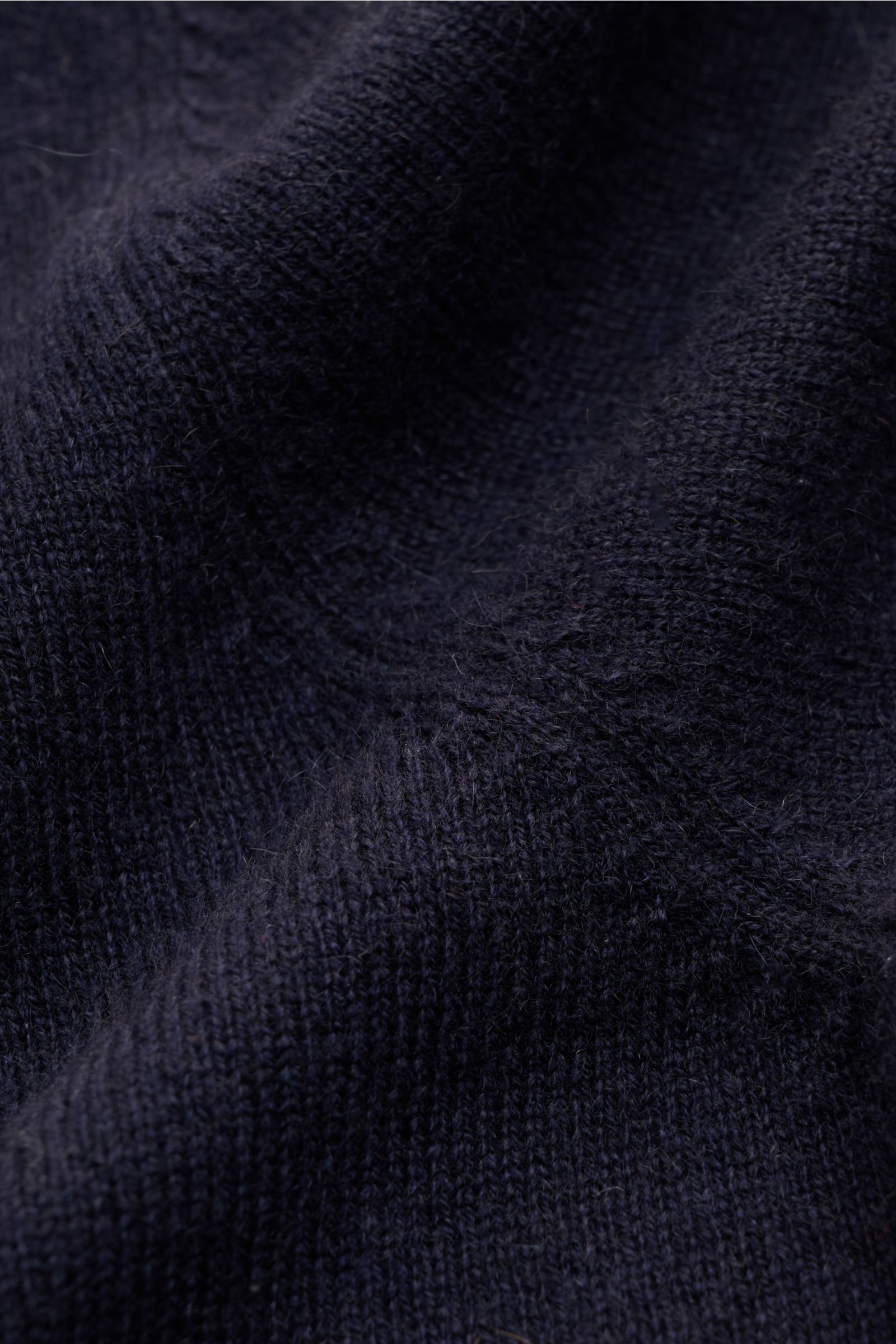 Nahaufnahme der von Braun Cashmere Strickjacke navy, feines Strickbild, weicher Griff, reiner Cashmere, Slim Fit, Stehkragen, Reißverschluss.