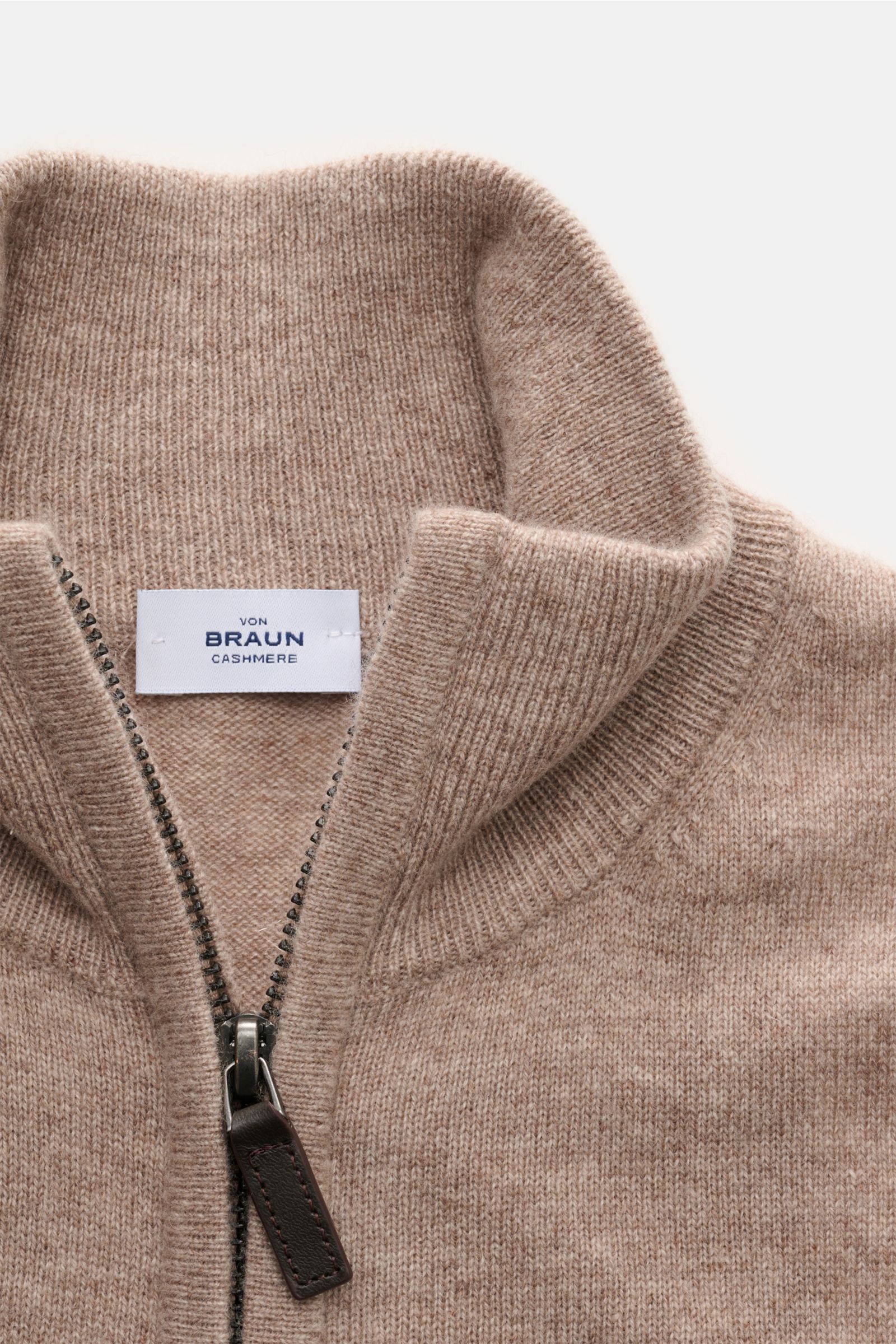 Nahaufnahme der von Braun Cashmere Strickjacke beige meliert, Slim Fit mit Reißverschluss, Stehkragen und weichem, feinem Strickbild aus reinem mongolischem Cashmere.