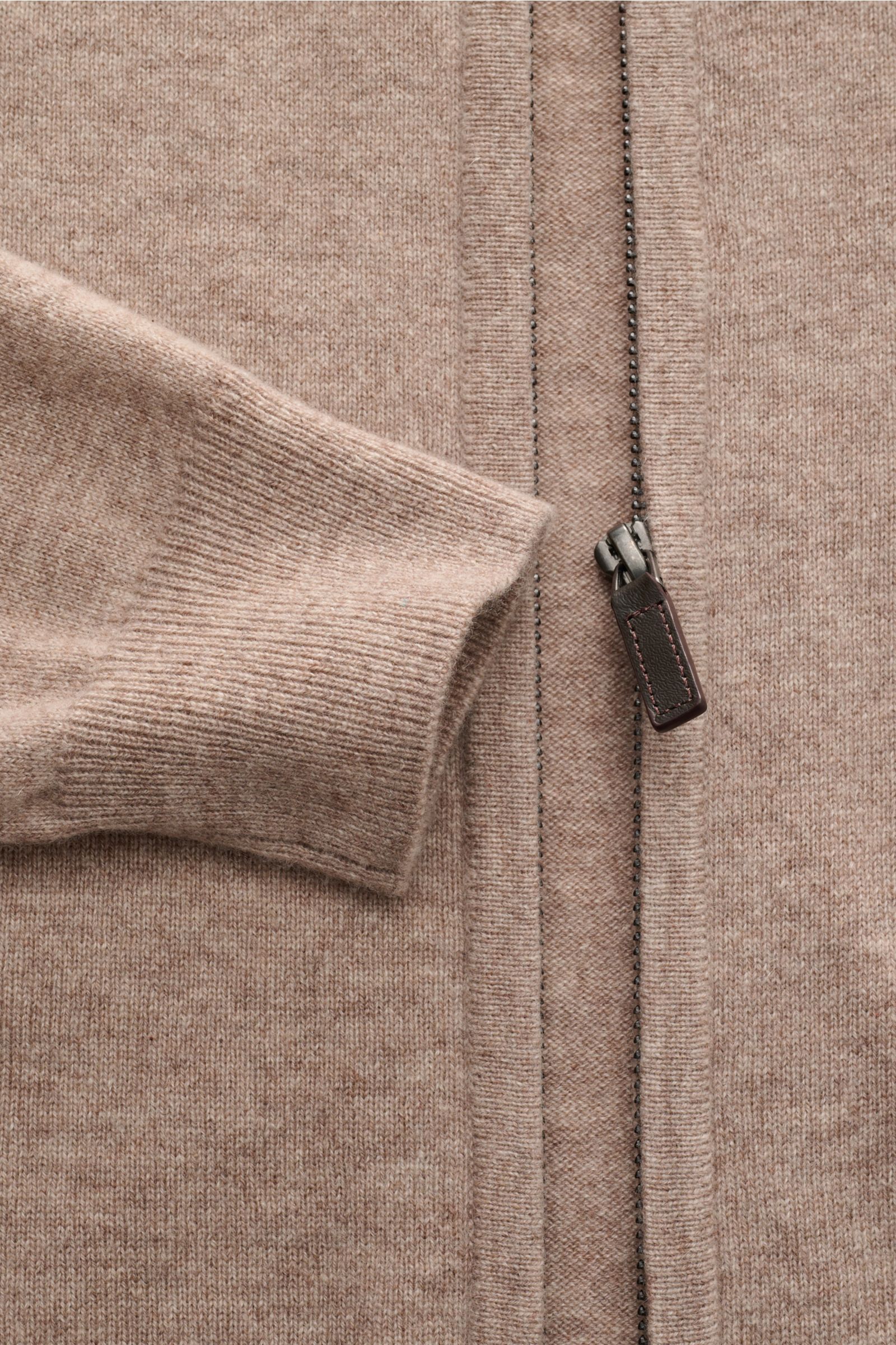 Nahaufnahme der von Braun Cashmere Strickjacke beige meliert von oben, zeigt feines Strickbild, Reißverschluss, Stehkragen, Slim Fit, weichen Griff und Rippbündchen aus reinem mongolischem Cashmere.