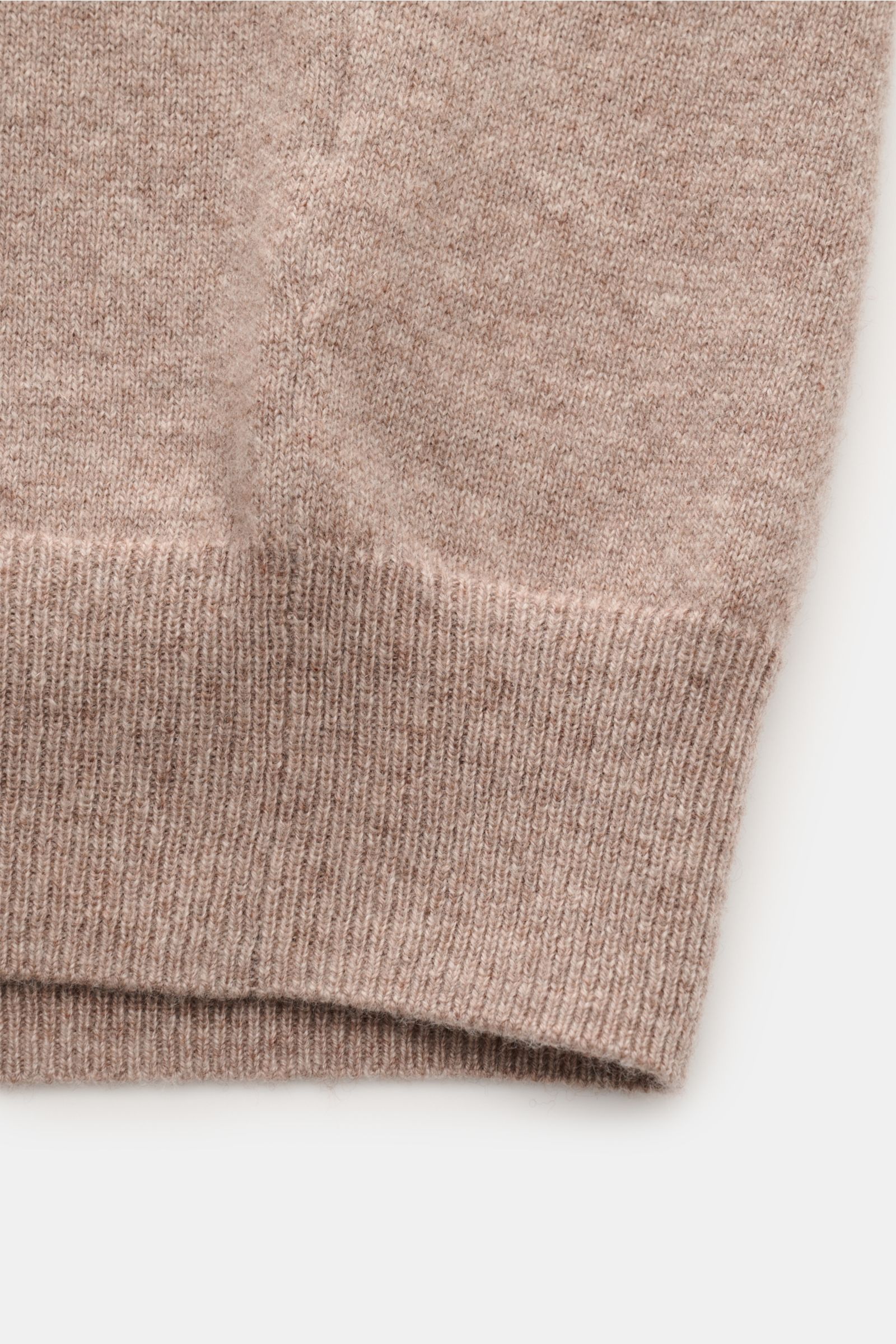 von Braun Cashmere Strickjacke beige meliert, Nahaufnahme der Rippbündchen und feinem Strickbild aus weichem, reinem mongolischem Cashmere, Slim Fit, Stehkragen, Reißverschluss, von schräger Perspektive.