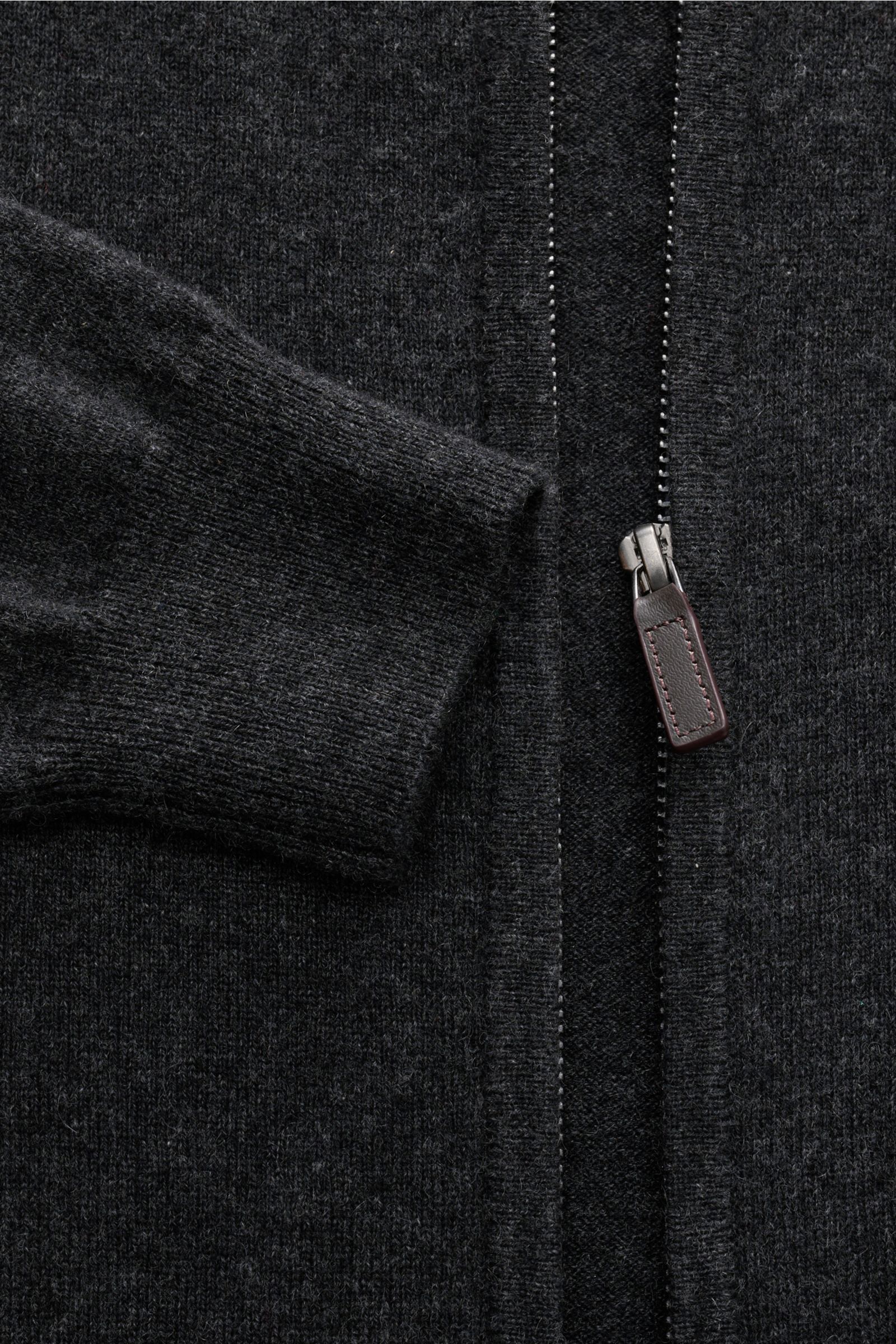 Nahaufnahme der von Braun Cashmere Strickjacke dunkelgrau meliert aus mongolischem Cashmere mit Reißverschluss, Stehkragen, Slim Fit, weichem Griff, feinem Strickbild und komfortablen Rippbündchen, fotografiert von oben.