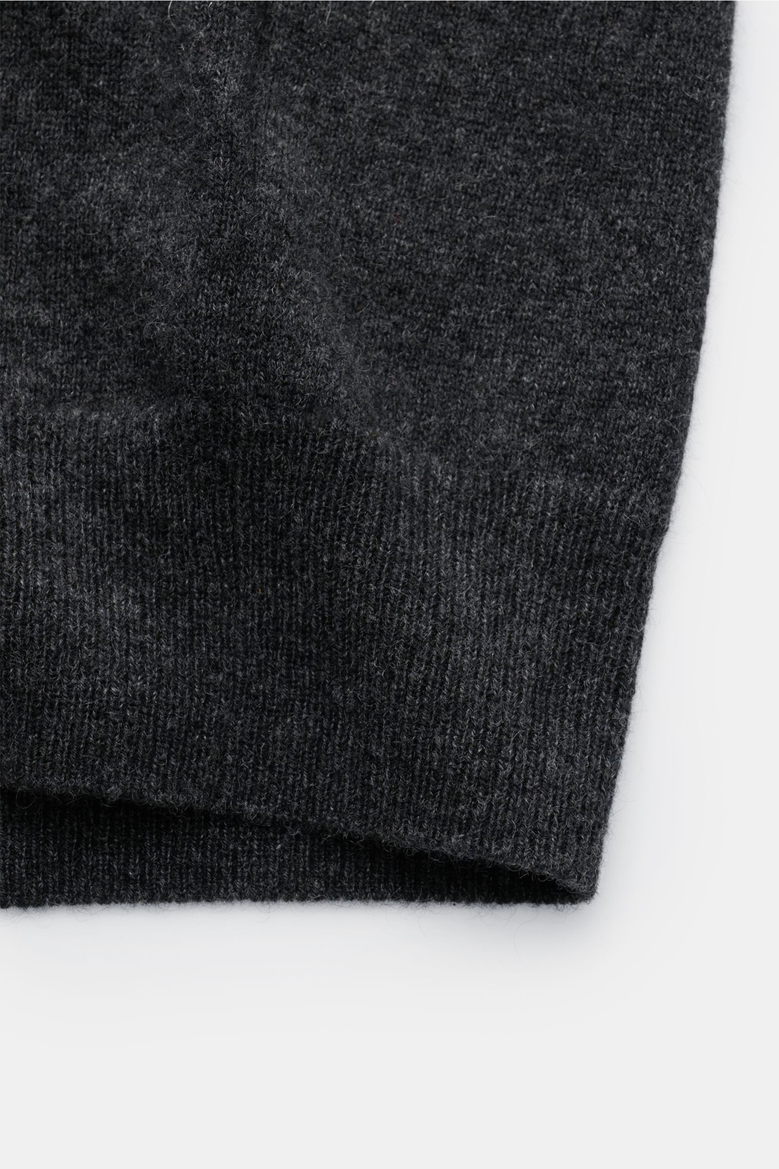 Nahaufnahme der dunkelgrau melierten von Braun Cashmere Strickjacke von unten, mit feinem Strickbild, Rippbündchen und weichem Griff.