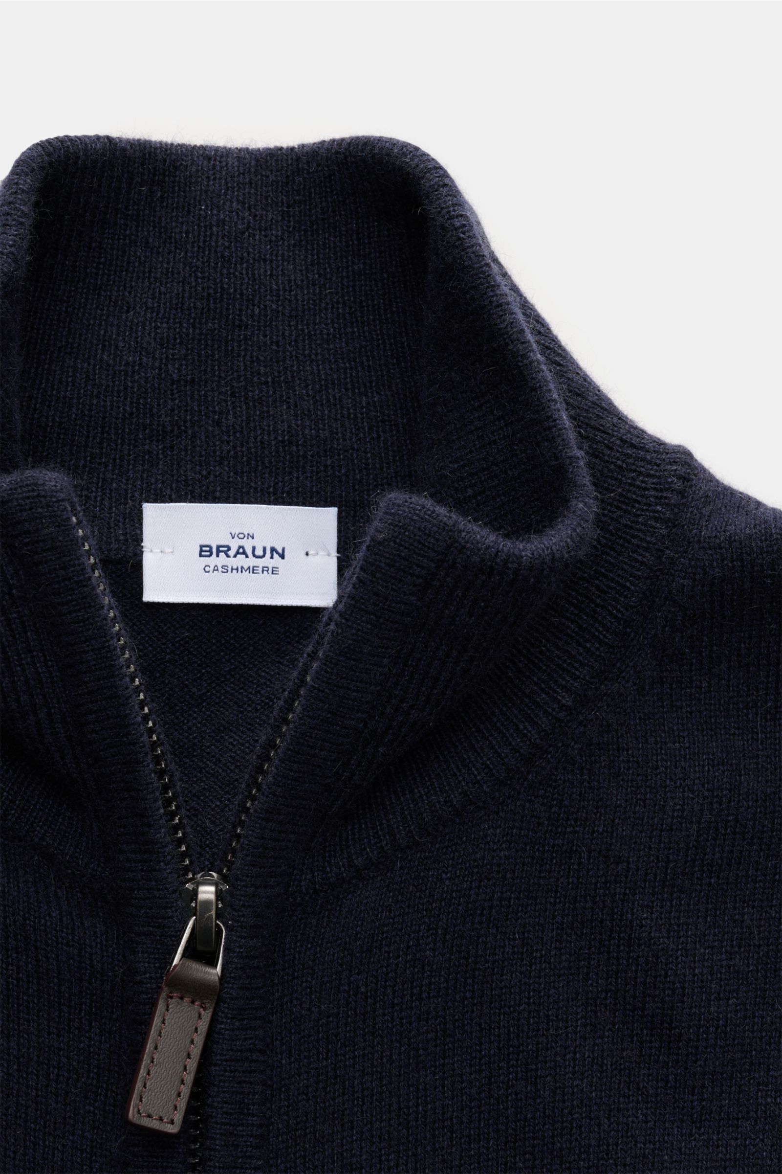 von Braun Cashmere Strickjacke navy, Detailaufnahme von oben, Slim Fit, Stehkragen, Reißverschluss, reiner mongolischer Cashmere, weicher Griff, feines Strickbild, Rippbündchen