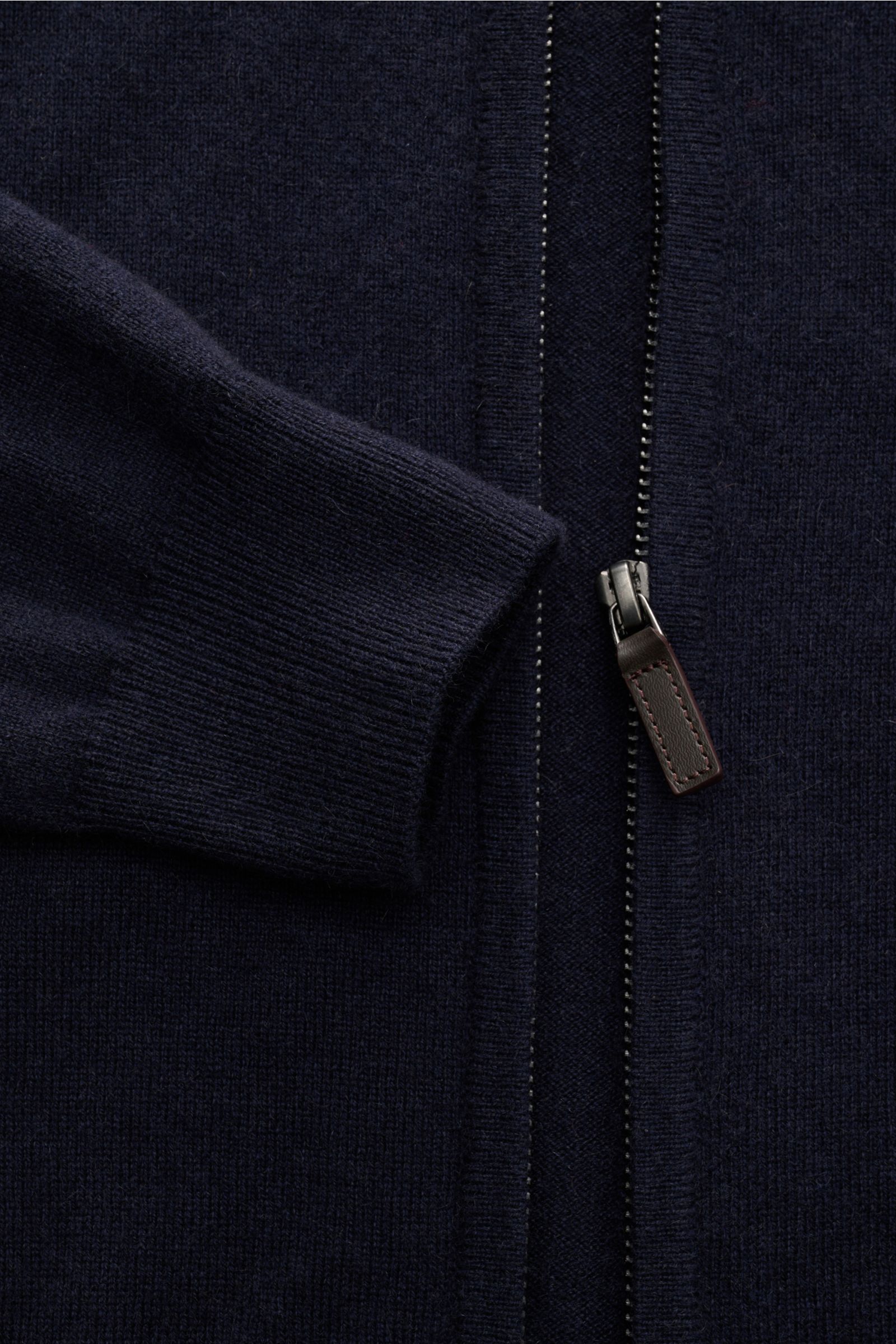 Nahaufnahme von der von Braun Cashmere Strickjacke navy, Slim Fit mit Reißverschluss, Stehkragen, Rippbündchen, feinem Strickbild und weichem Griff.