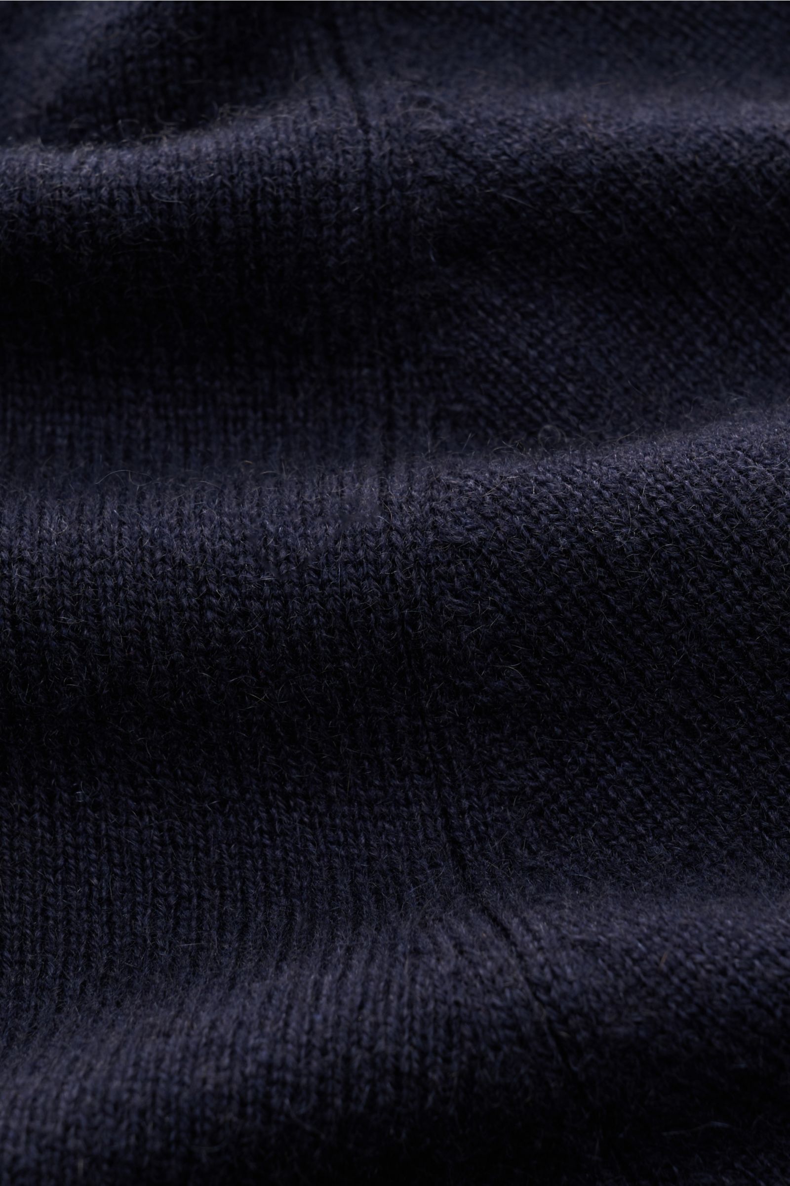 von Braun Cashmere Strickjacke navy Nahaufnahme des feinen, weichen Strickbilds aus reinem mongolischem Cashmere mit Slim Fit, Reißverschluss, Stehkragen und Rippbündchen.
