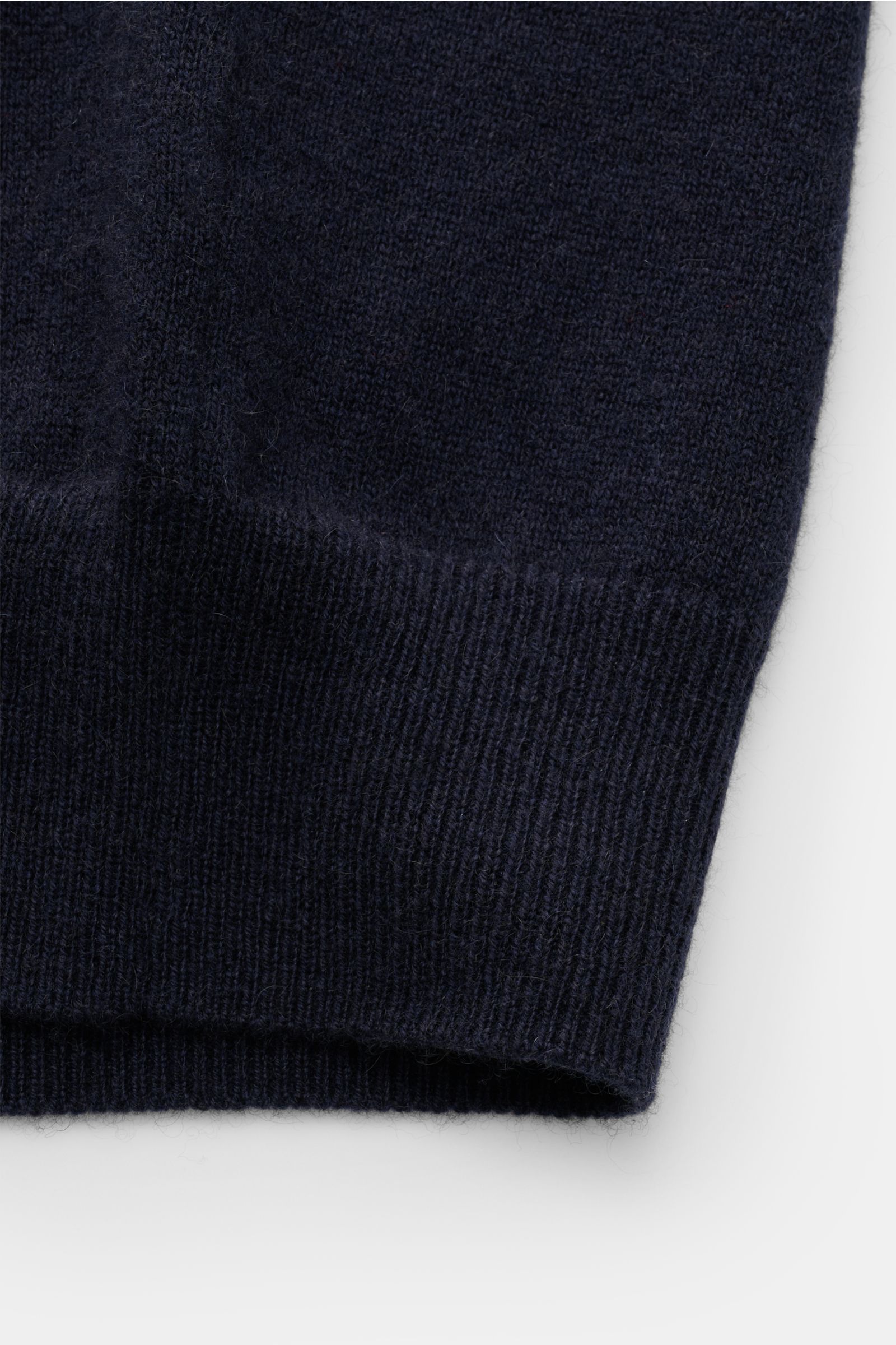 Nahaufnahme der von Braun Cashmere Strickjacke navy mit feinem Strickbild, Rippbündchen, Stehkragen und Reißverschluss, Slim Fit, reine mongolische Cashmere-Qualität.