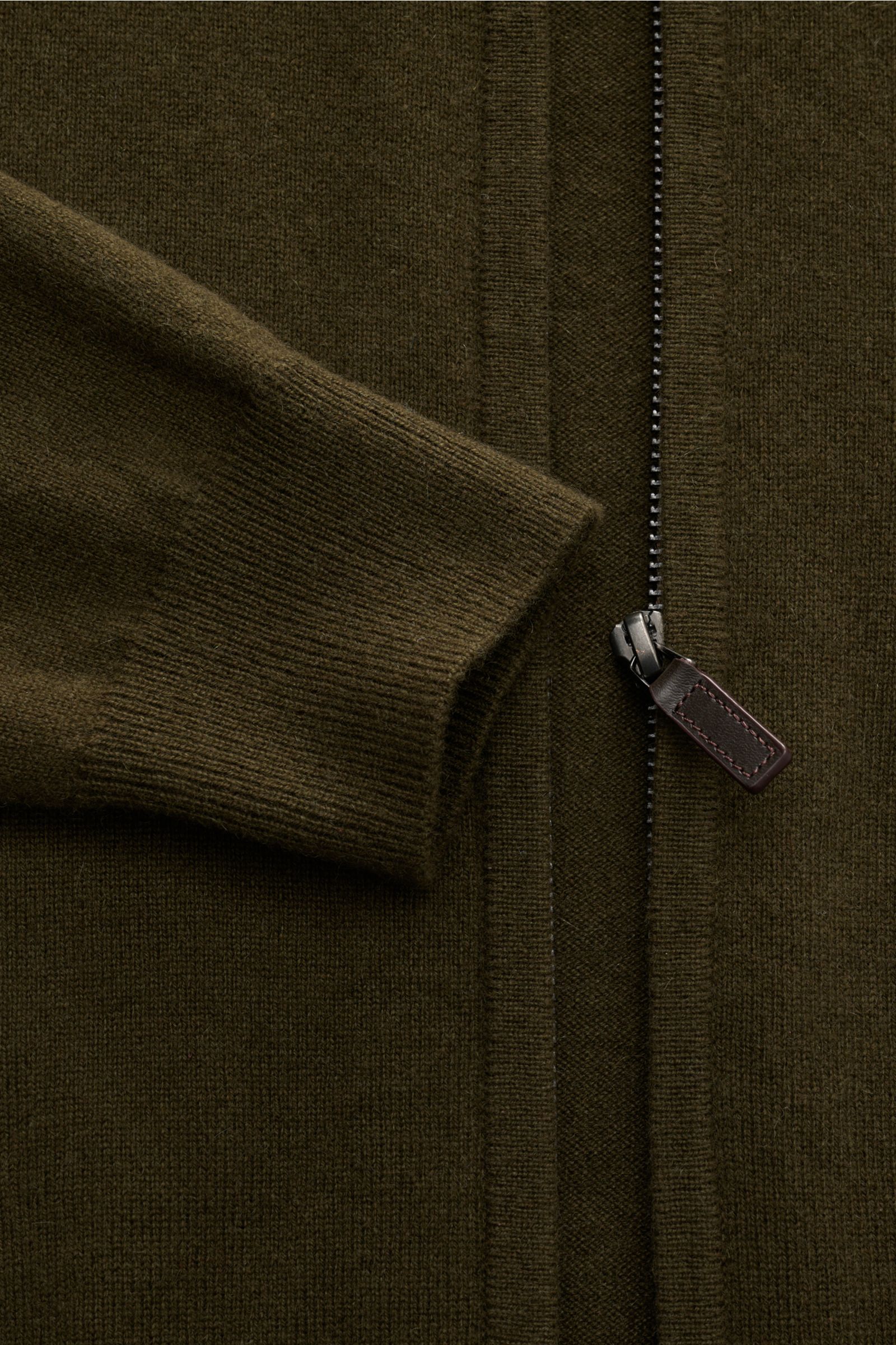 Nahaufnahme der von Braun Cashmere Strickjacke dark olive mit Reißverschluss, Stehkragen, Slim Fit, weichem Griff und Rippbündchen aus reinem mongolischem Cashmere.
