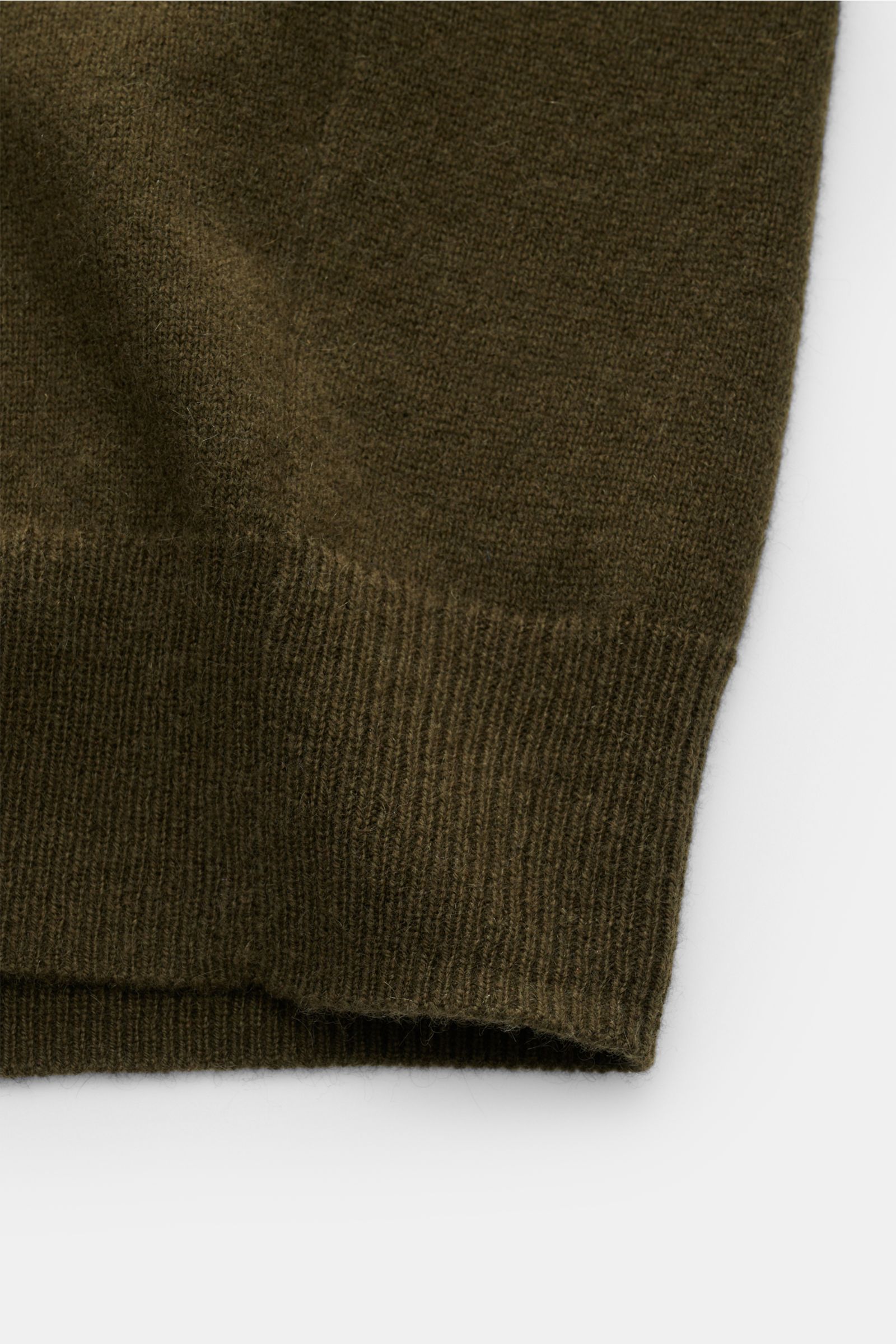 Nahaufnahme der von Braun Cashmere Strickjacke dark olive, Detailansicht des weichen, feinen Strickbilds und komfortabler Rippbündchen aus reinem mongolischem Cashmere.