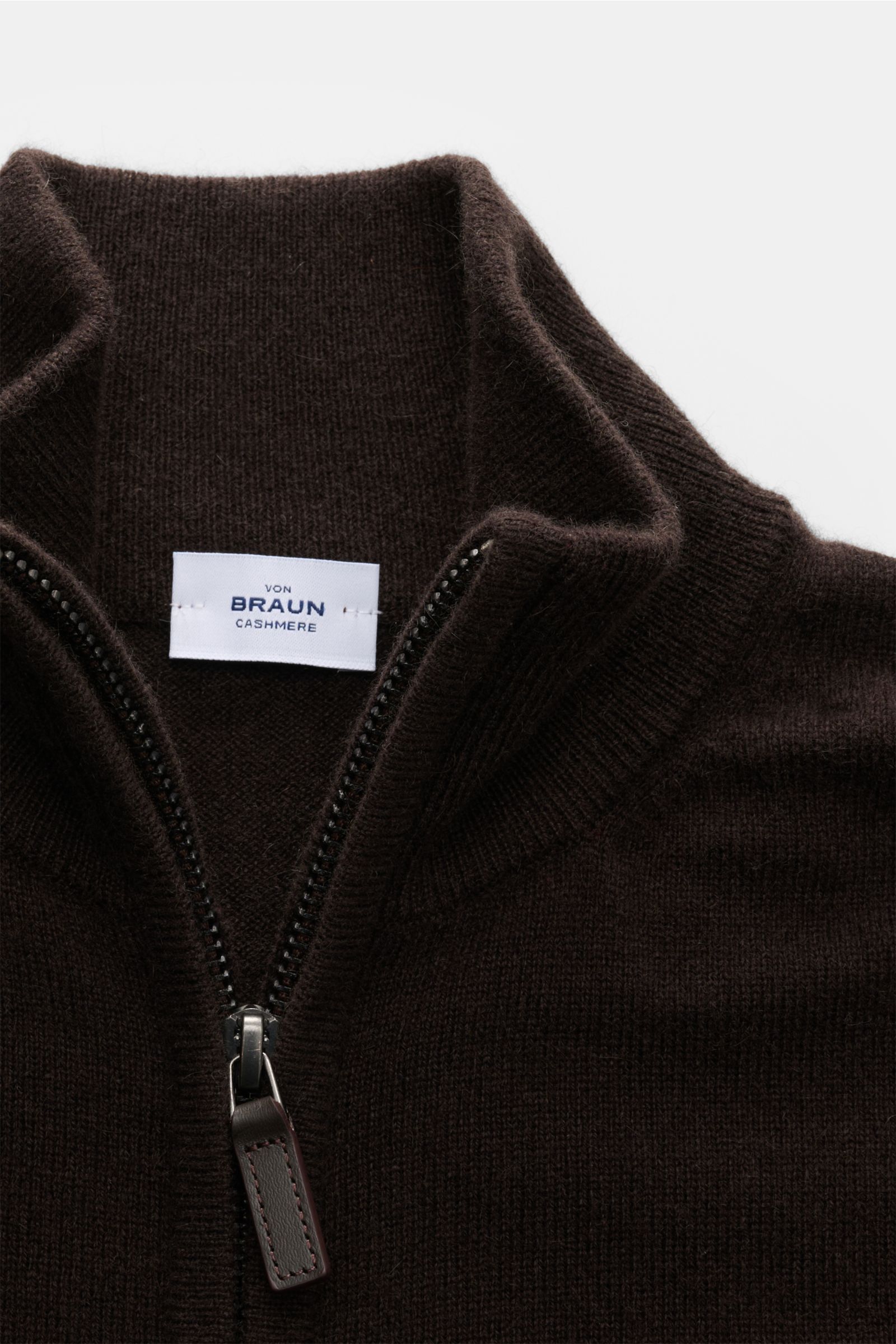 Nahaufnahme der von Braun Cashmere Strickjacke dunkelbraun von oben fotografiert mit Stehkragen, Reißverschluss, feinem Strickbild, Slim Fit, weichem Griff und Rippbündchen.