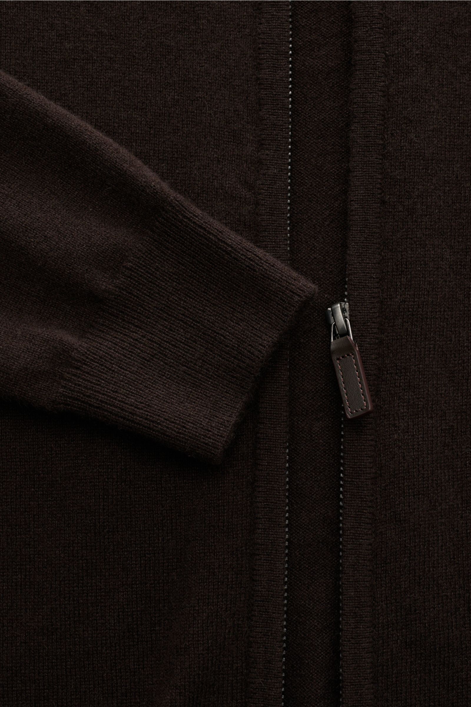Nahaufnahme der von Braun Cashmere Strickjacke dunkelbraun aus mongolischem Cashmere mit Reißverschluss, Stehkragen, Slim Fit und Rippbündchen.