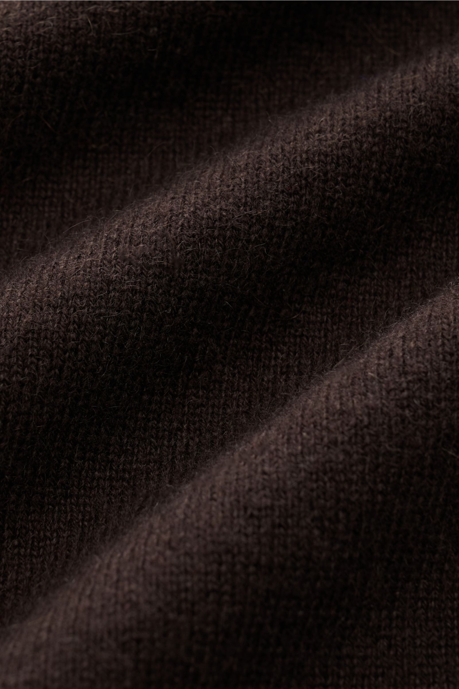 Nahaufnahme der von Braun Cashmere Strickjacke dunkelbraun aus reinem mongolischem Cashmere mit feinem Strickbild, weichem Griff, Slim Fit, Reißverschluss, Stehkragen und Rippbündchen.