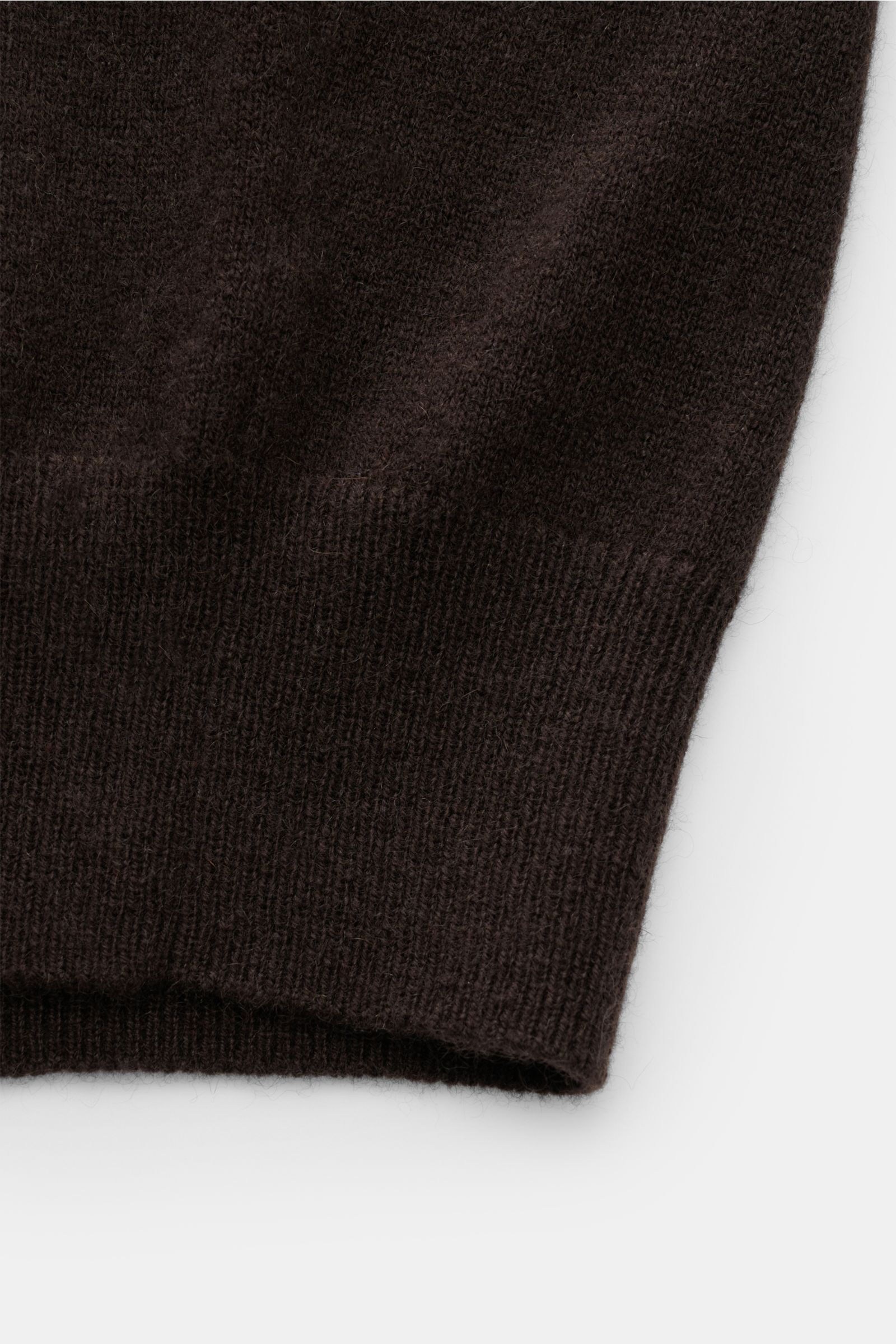 von Braun Cashmere Strickjacke dunkelbraun im Slim Fit, weiches, feines Strickbild mit Rippbündchen, Detailaufnahme von unten, reiner mongolischer Cashmere