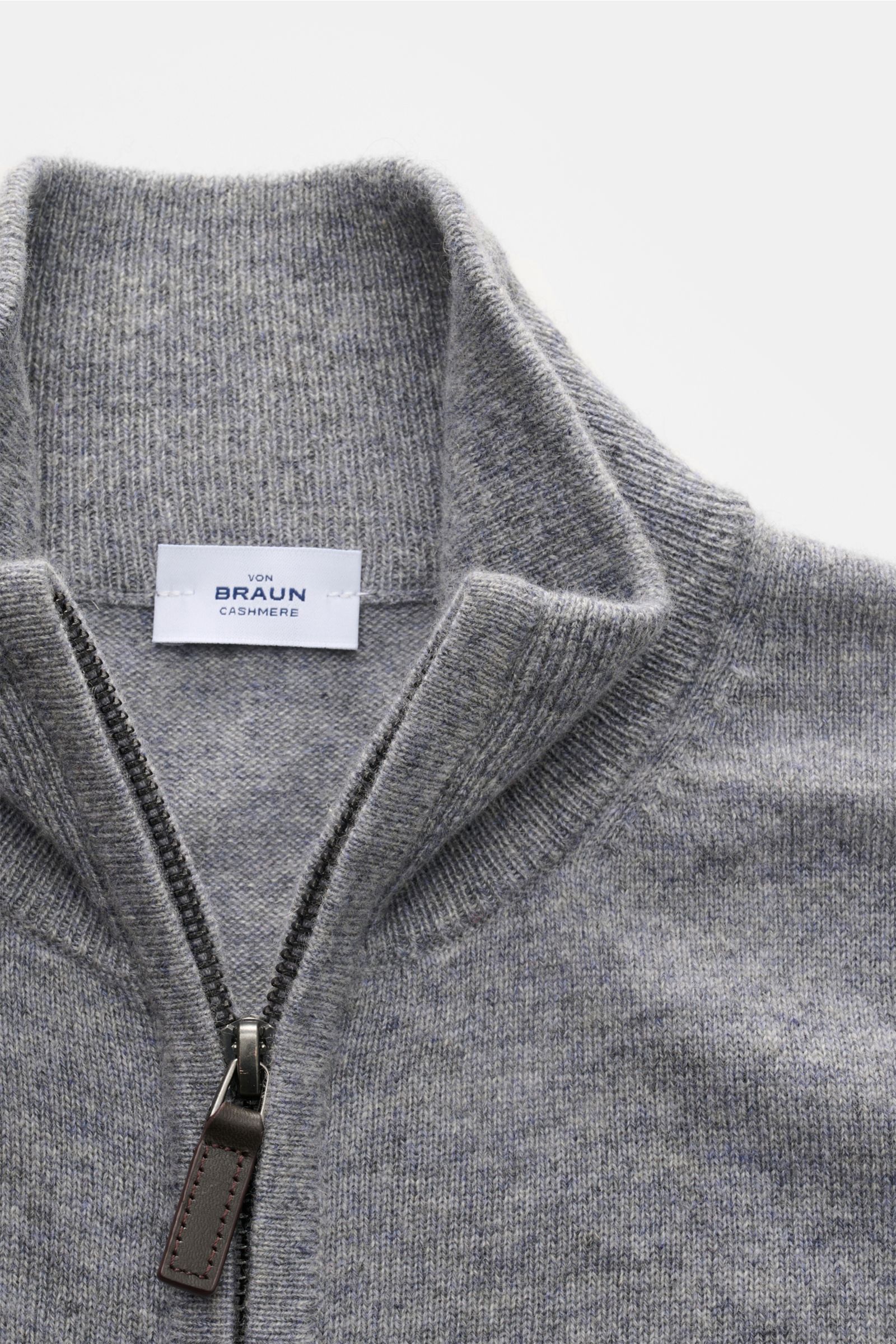 Nahaufnahme der von Braun Cashmere Strickjacke grau meliert mit Stehkragen, Reißverschluss, Slim Fit, weichem Griff und feinem Strickbild aus mongolischem Cashmere.
