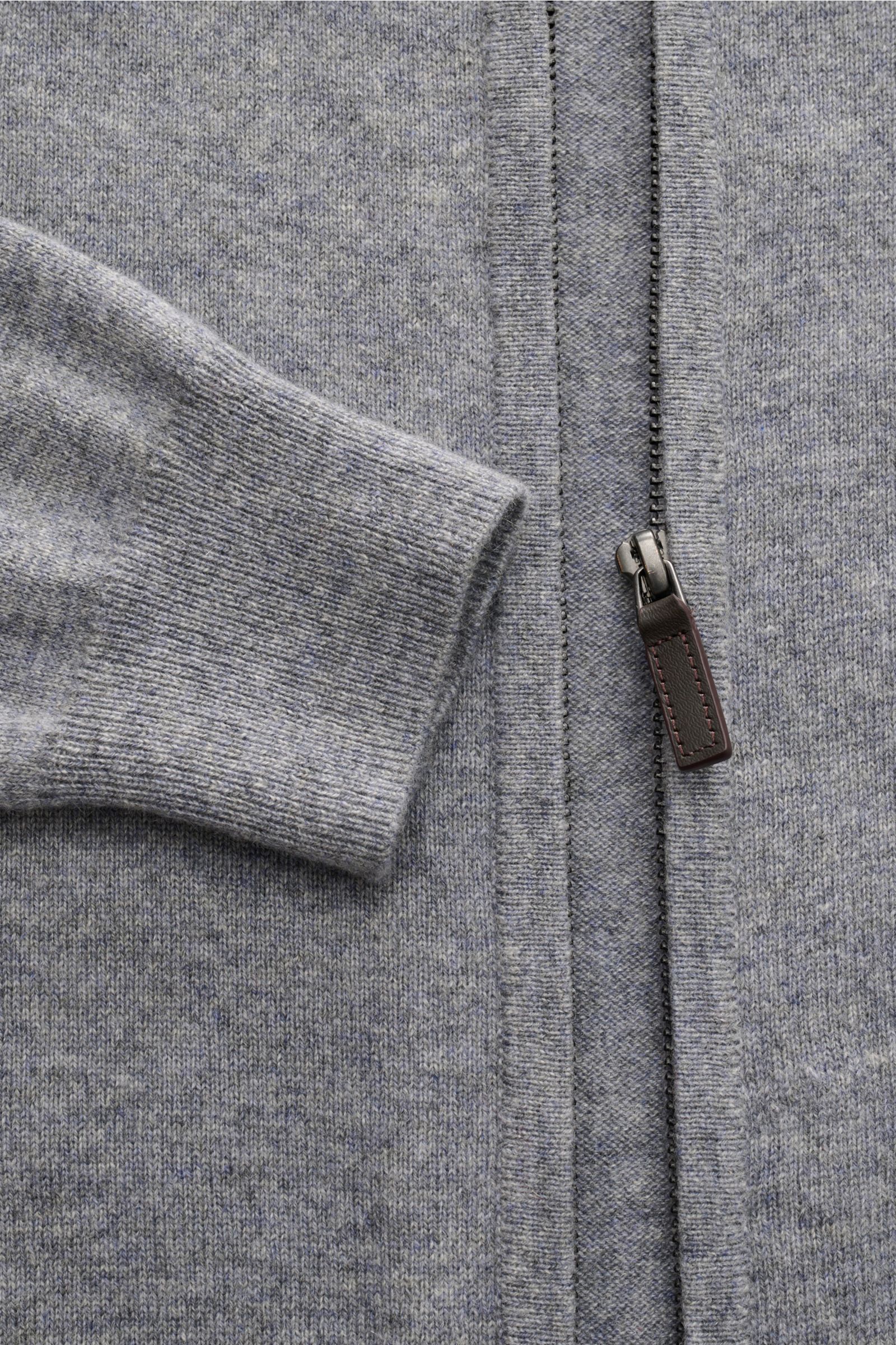 von Braun Cashmere Strickjacke grau meliert in Nahaufnahme von oben, Slim Fit mit Reißverschluss, Stehkragen, weichem Griff, feinem Strickbild und komfortablen Rippbündchen aus reinem mongolischem Cashmere.