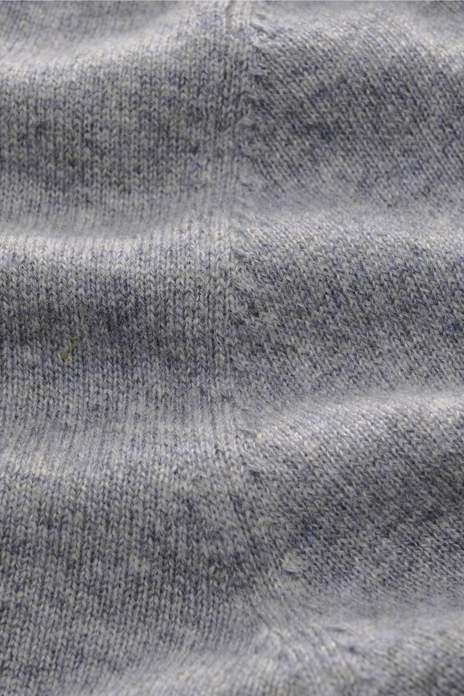Nahaufnahme der graumelierten von Braun Cashmere Strickjacke aus reinem mongolischem Cashmere, Detail des feinen Strickbilds mit weichem Griff.