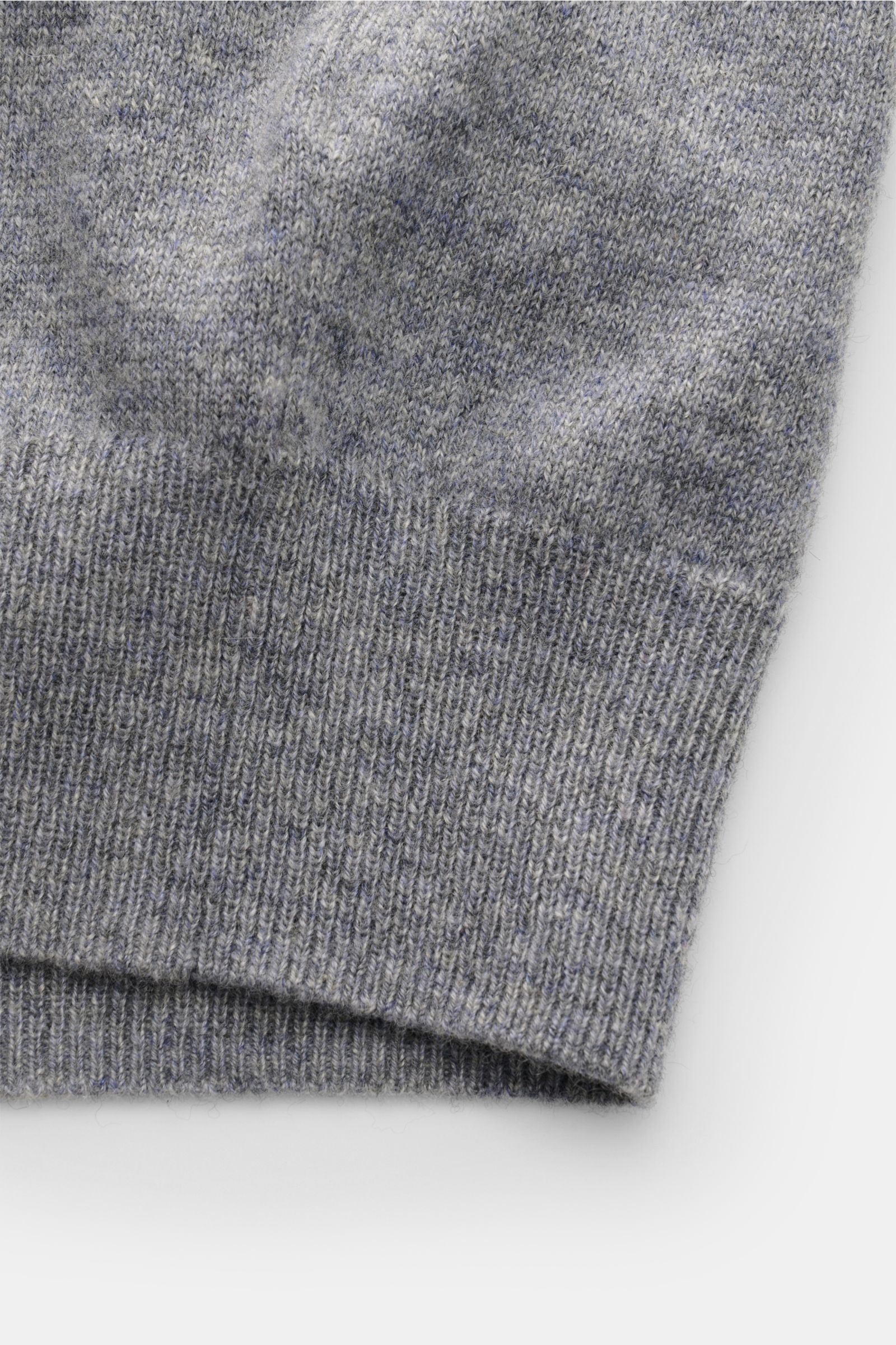 von Braun Cashmere Strickjacke grau meliert, Detailaufnahme des weichen, feinen Strickbilds mit Rippbündchen, Slim Fit, Stehkragen, Reißverschluss, reiner Cashmere