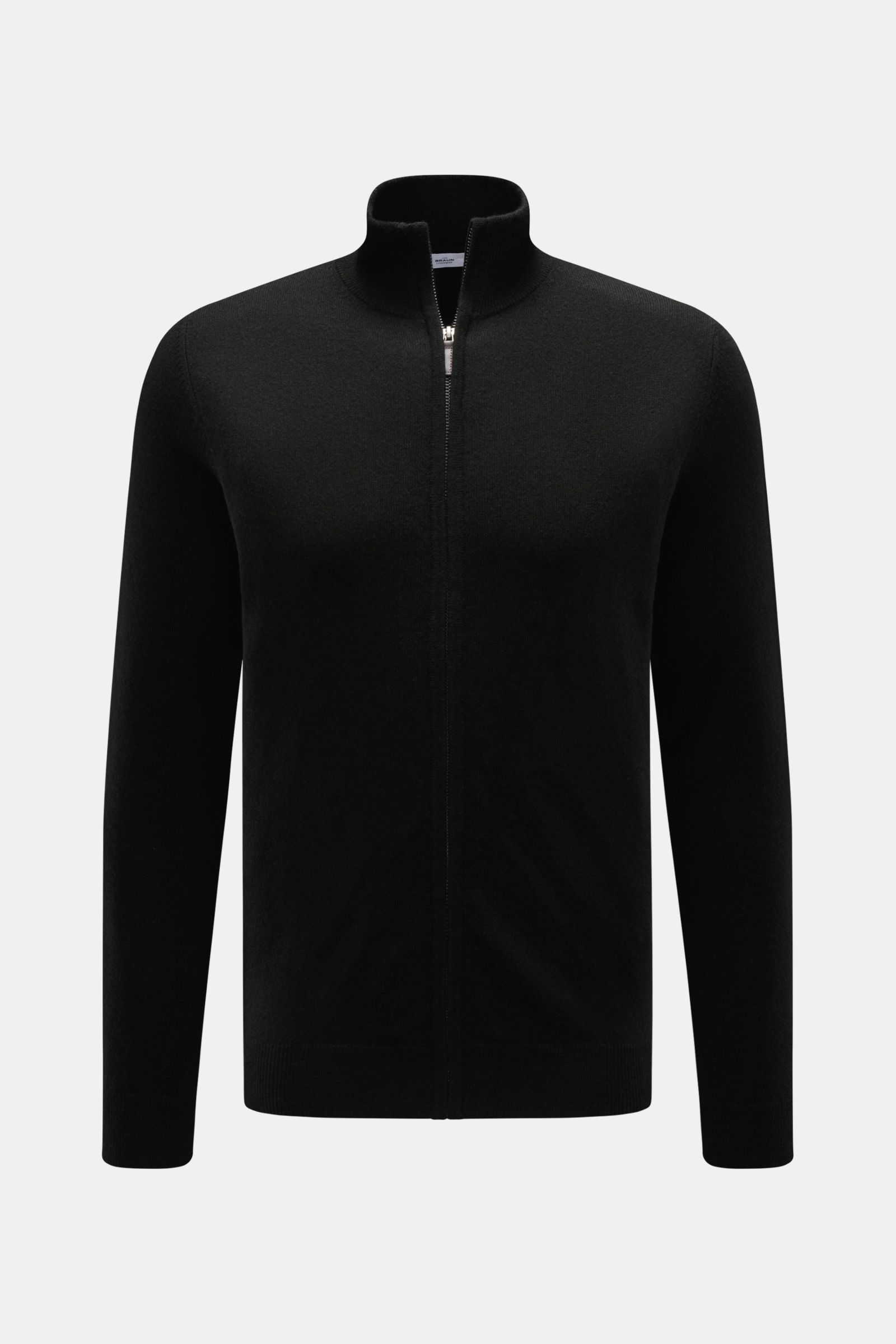 von Braun Cashmere Strickjacke schwarz, frontal fotografiert, Slim Fit mit Reißverschluss, Stehkragen, weichem Griff und feinem Strickbild, komfortable Rippbündchen, reiner mongolischer Cashmere, edles Layering-Piece für Herbst und Winter.