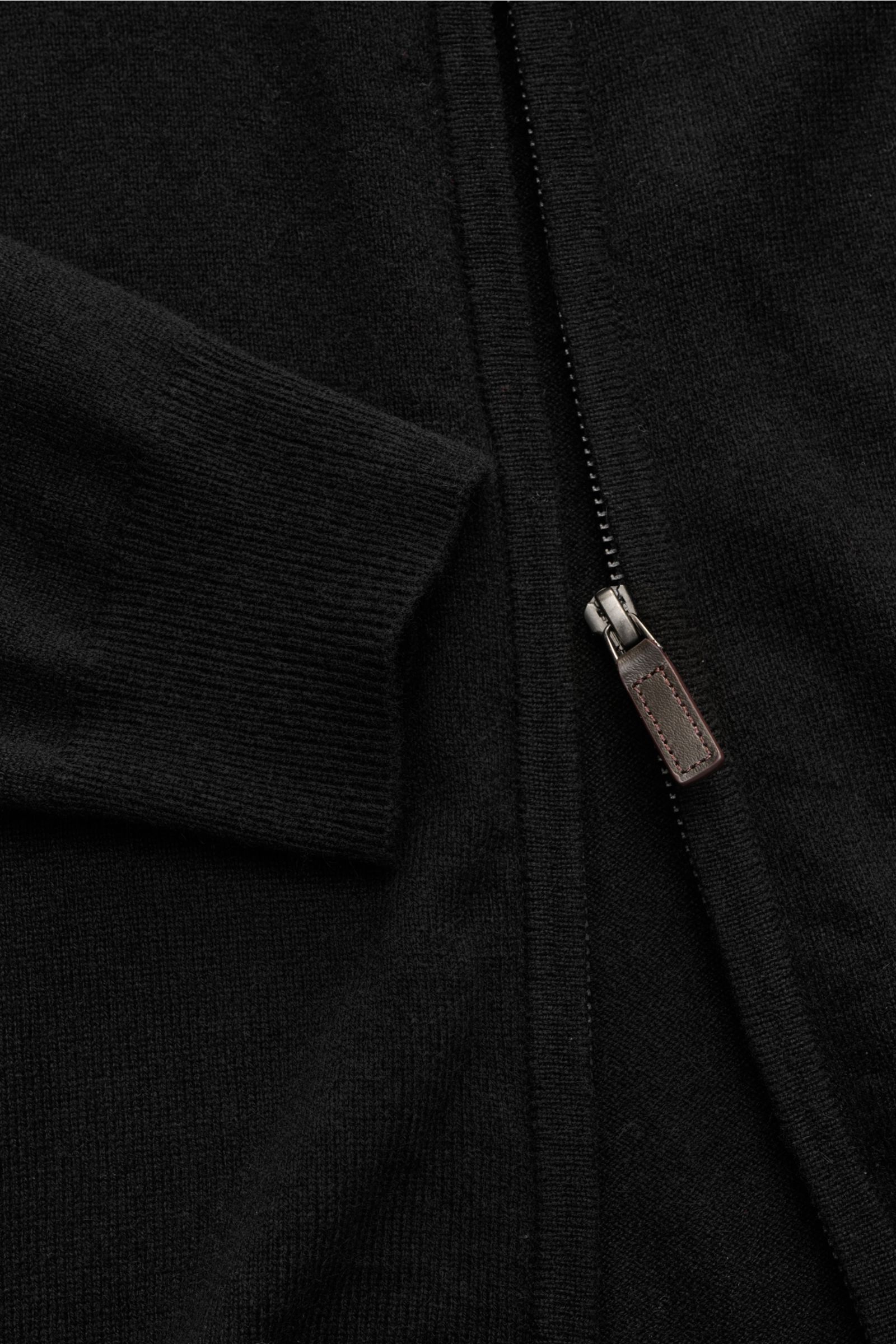Nahaufnahme von von Braun Cashmere Strickjacke schwarz, Slim Fit mit Reißverschluss, Stehkragen, weichem Griff und Rippbündchen aus mongolischem Cashmere.
