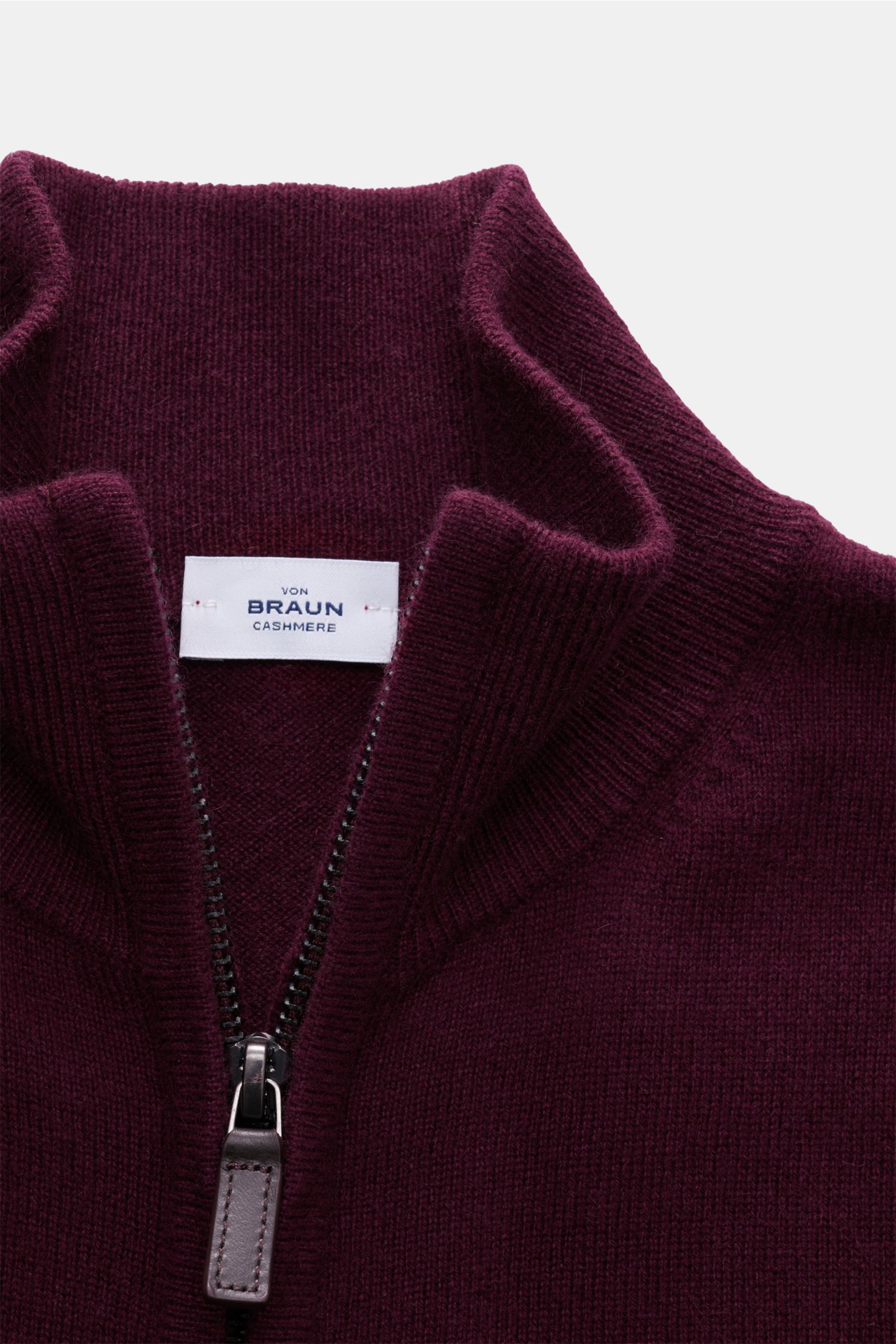 Nahaufnahme der von Braun Cashmere Strickjacke bordeaux mit Stehkragen, Reißverschluss, feinem Strickbild und weichem Griff aus reinem Cashmere.
