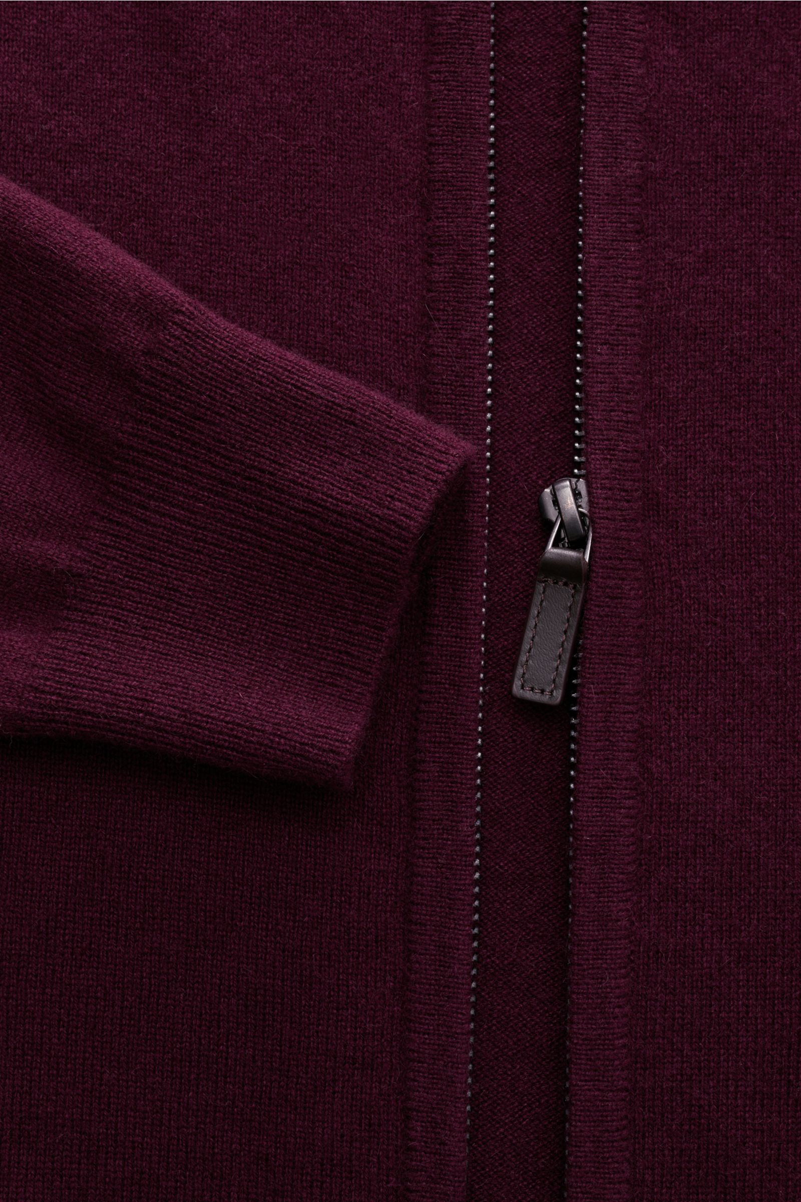 Nahaufnahme der von Braun Cashmere Strickjacke bordeaux aus mongolischem Cashmere, Slim Fit mit Reißverschluss, Stehkragen, Rippbündchen und feinem Strickbild.