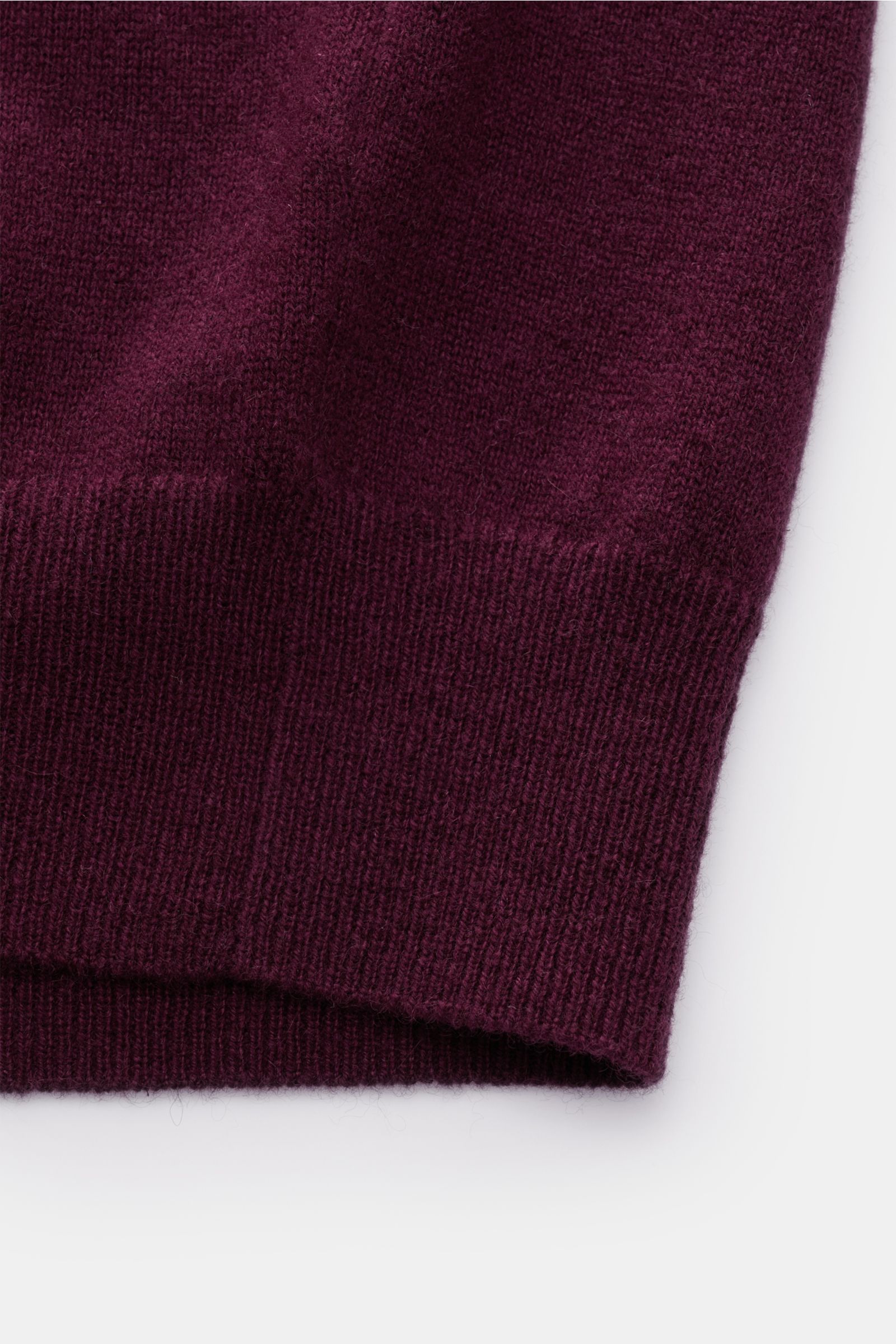 Nahaufnahme der von Braun Cashmere Strickjacke bordeaux, Detail Rippbündchen, feines Strickbild, weicher Griff aus reinem Cashmere.