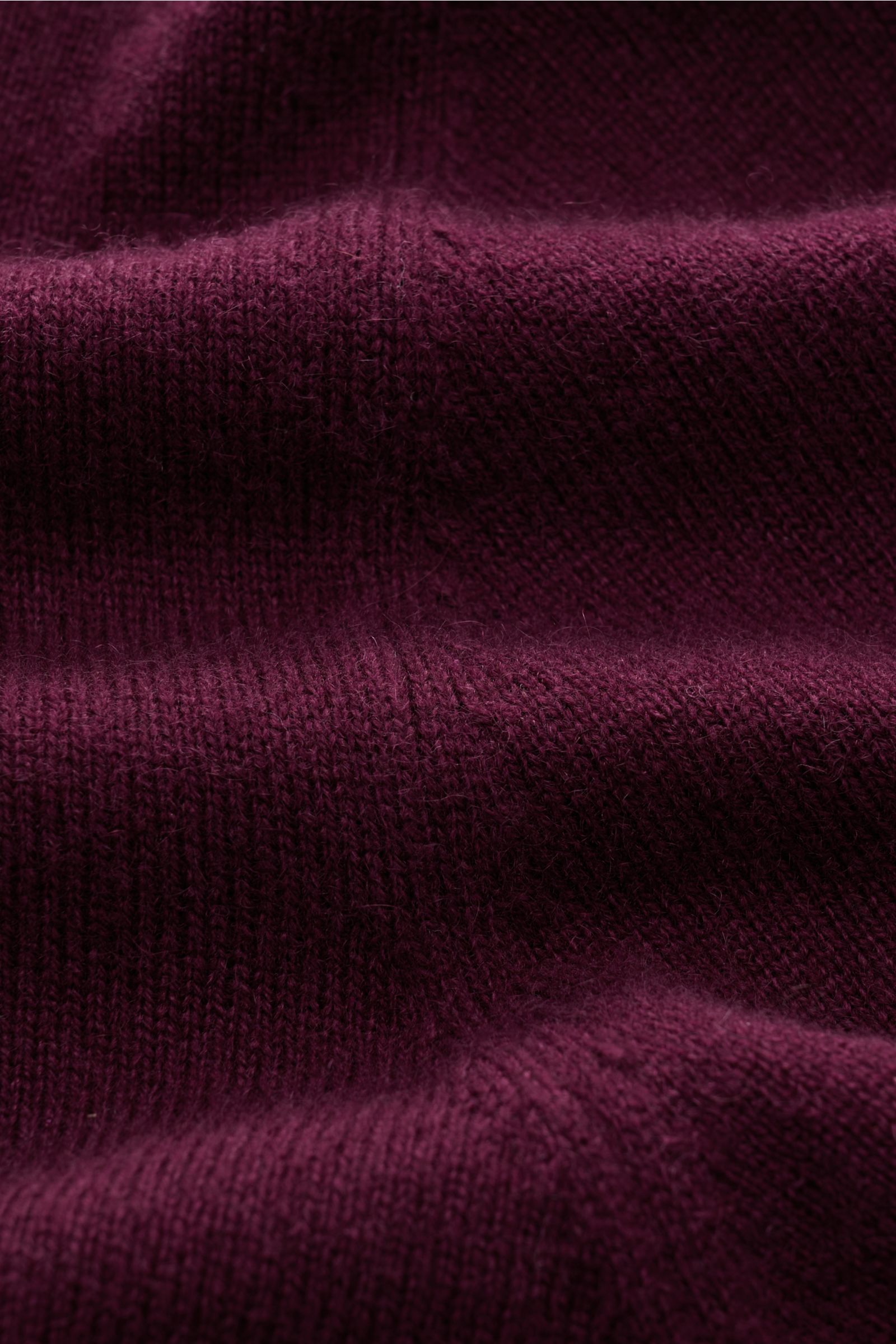 Nahaufnahme der von Braun Cashmere Strickjacke bordeaux, zeigt das feine Strickbild, weichen Griff und hochwertige Cashmere-Faser.