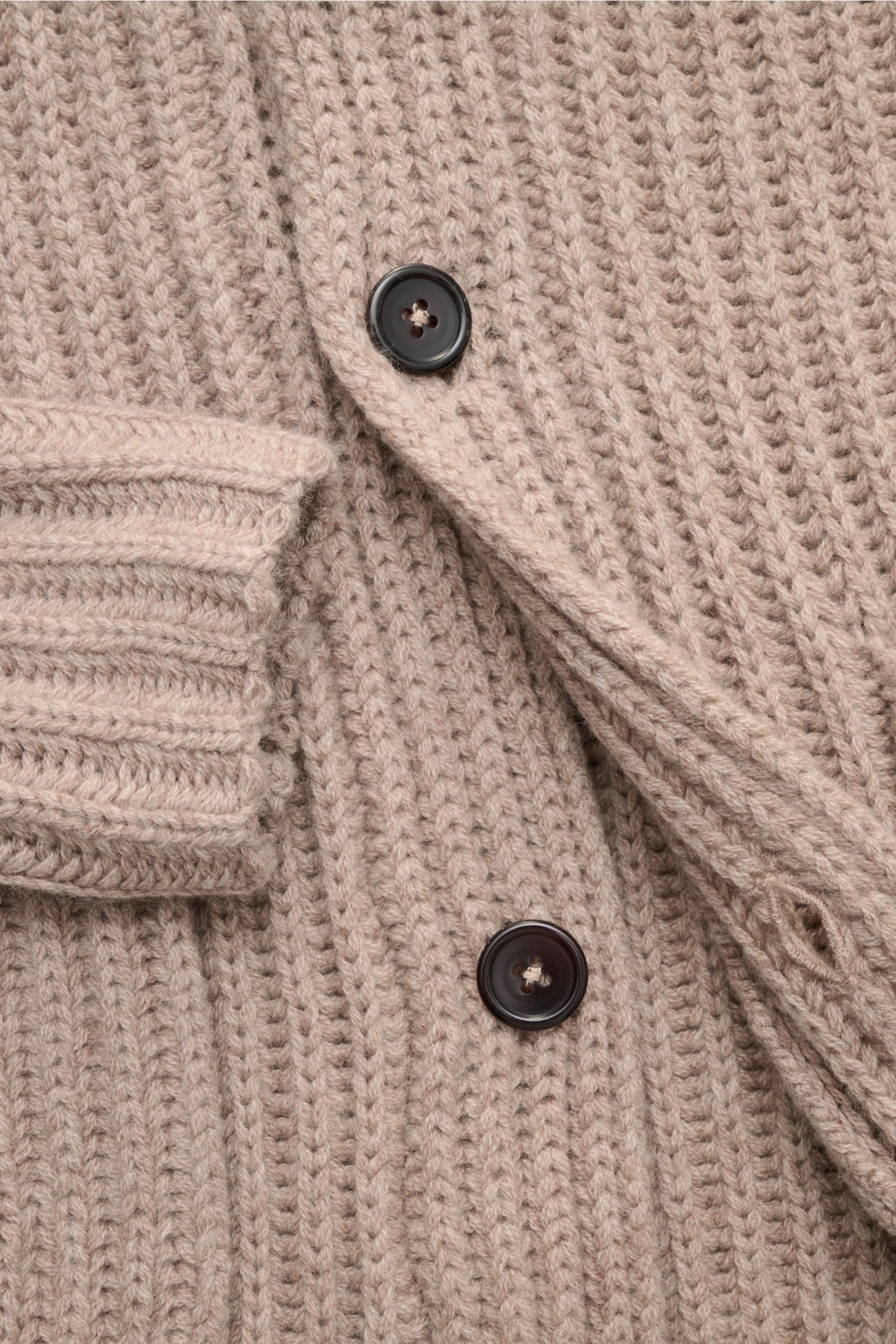 Nahaufnahme von grob gestricktem, beigefarbenem von Braun Cashmere Cardigan mit vier Knöpfen und Schalkragen, Slim Fit, weicher Griff.