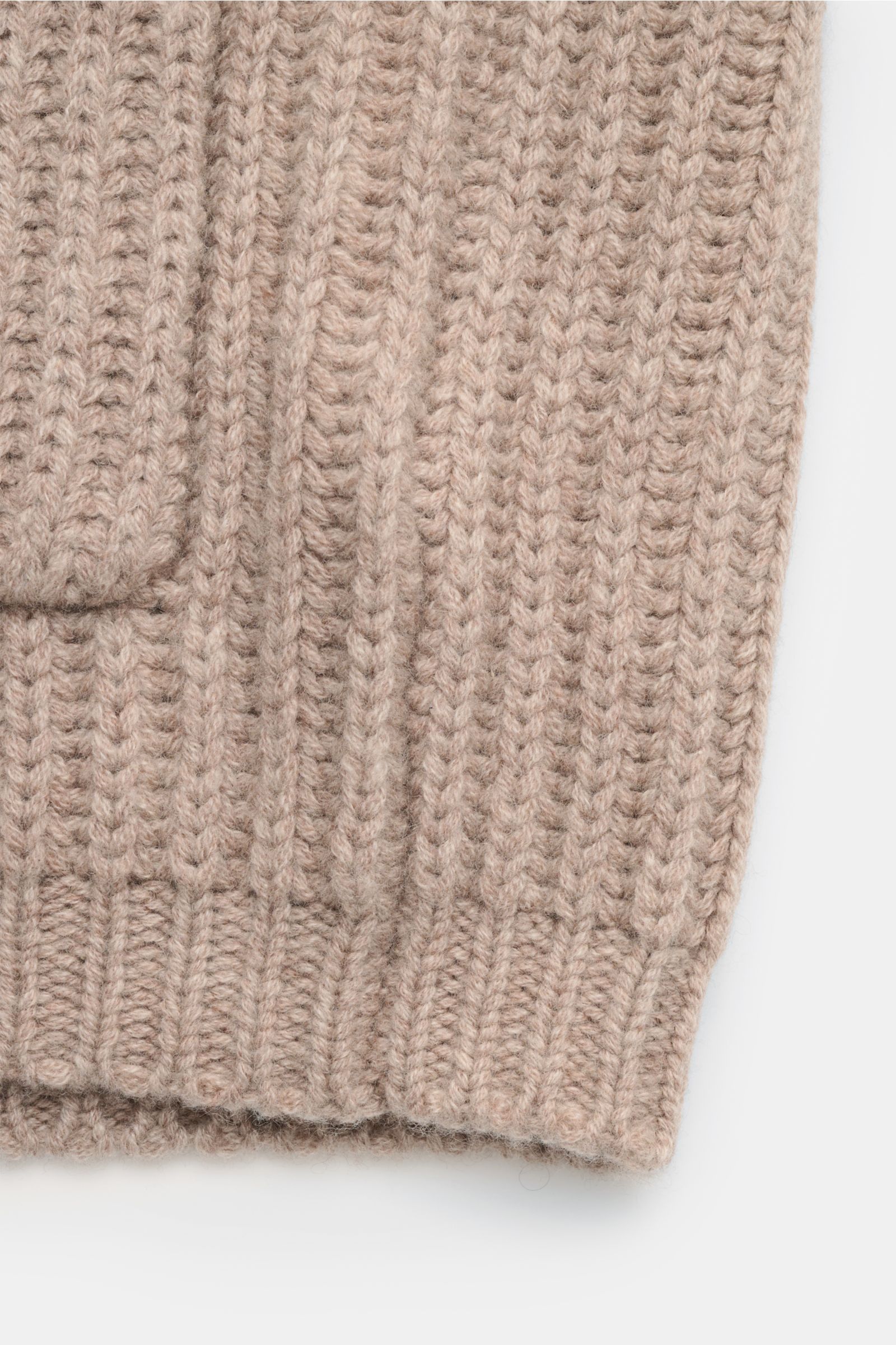 von Braun Cashmere Cardigan beige in Nahaufnahme von schräg oben, grober Patentstrick, weicher Griff, Slim Fit, Schalkragen, Vier-Knopf-Leiste, mongolischer Cashmere.